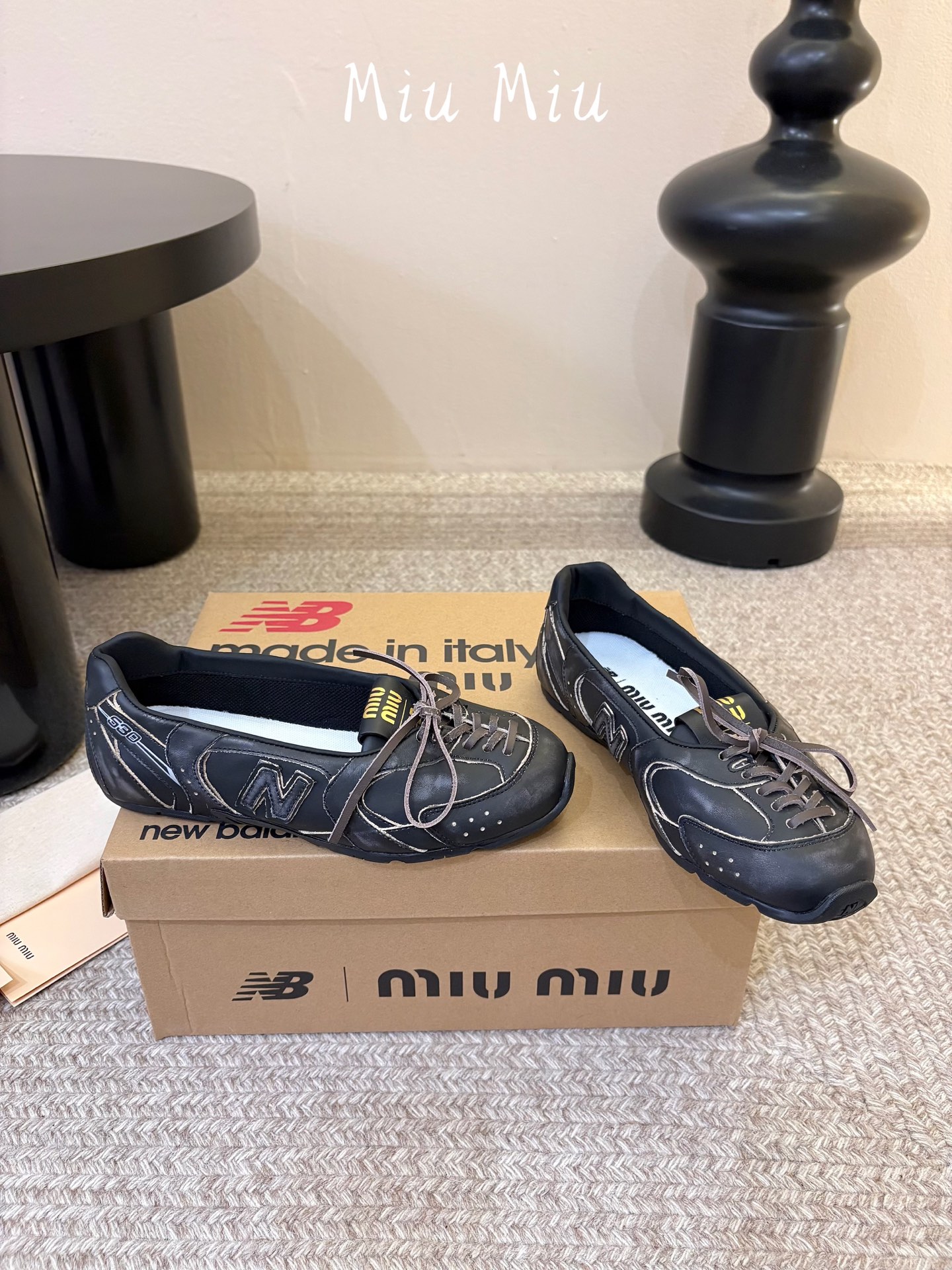 Miu Mi* x New Balanc*26ss早秋新款联名浅口芭蕾平底鞋 自带松弛复古文艺氛围感,柔和版型包容脚型, Miu Mi* x New Balanc*26ss早秋新款联名浅口芭蕾平底鞋 自带松弛复古文艺氛围感,柔和版型包容脚型,