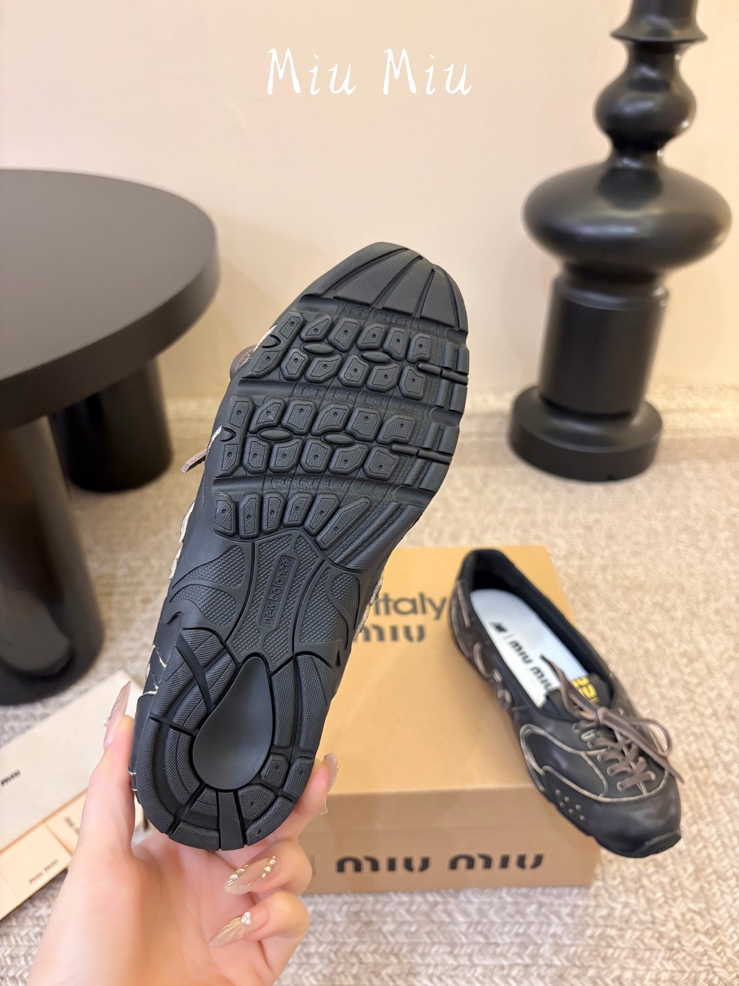 Miu Mi* x New Balanc*26ss早秋新款联名浅口芭蕾平底鞋 自带松弛复古文艺氛围感,柔和版型包容脚型, Miu Mi* x New Balanc*26ss早秋新款联名浅口芭蕾平底鞋 自带松弛复古文艺氛围感,柔和版型包容脚型,
