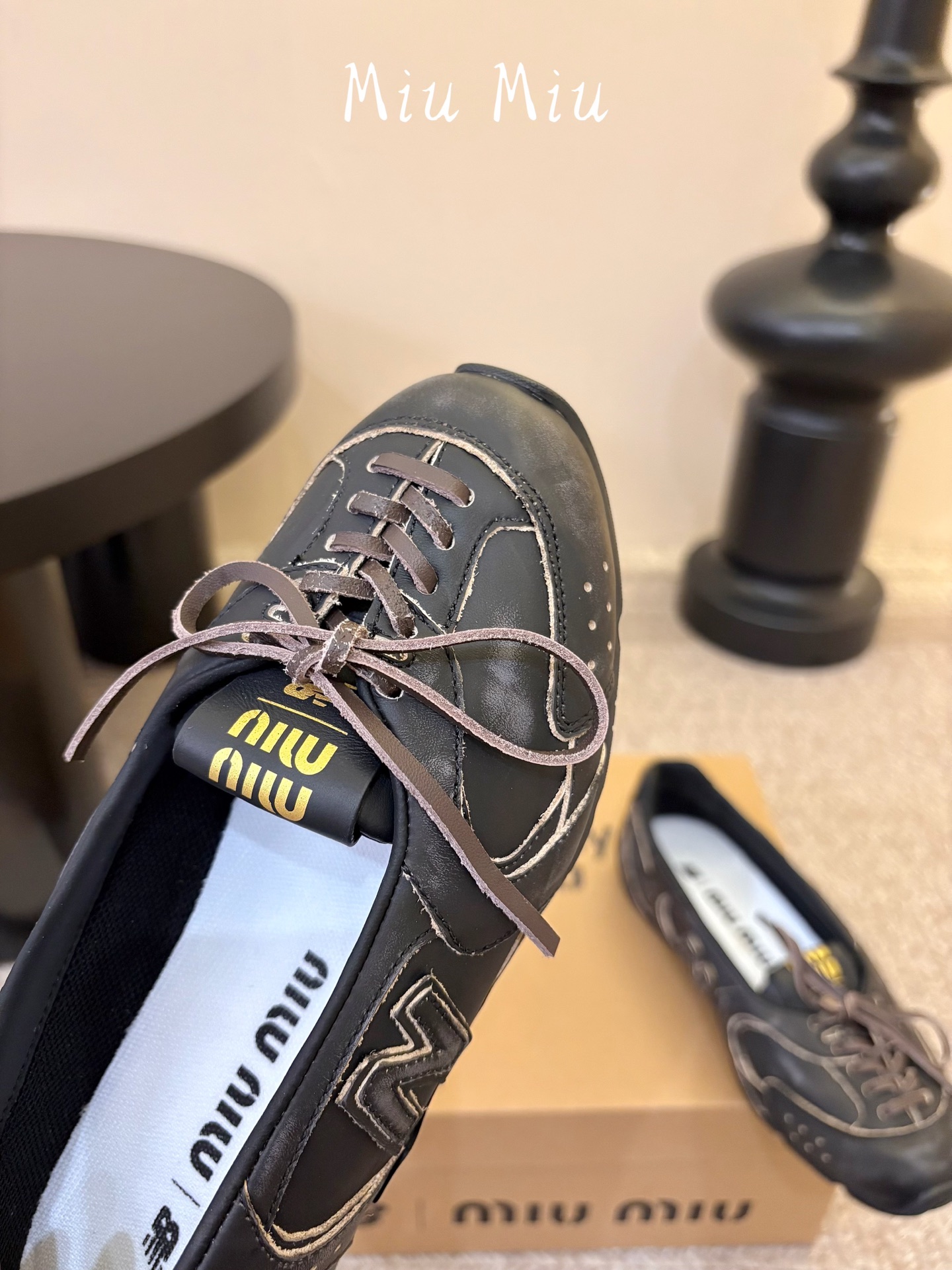 Miu Mi* x New Balanc*26ss早秋新款联名浅口芭蕾平底鞋 自带松弛复古文艺氛围感,柔和版型包容脚型, Miu Mi* x New Balanc*26ss早秋新款联名浅口芭蕾平底鞋 自带松弛复古文艺氛围感,柔和版型包容脚型,