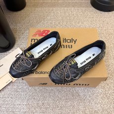 Miu Mi* x New Balanc*26ss早秋新款联名浅口芭蕾平底鞋 自带松弛复古文艺氛围感,柔和版型包容脚型, Miu Mi* x New Balanc*26ss早秋新款联名浅口芭蕾平底鞋 自带松弛复古文艺氛围感,柔和版型包容脚型,