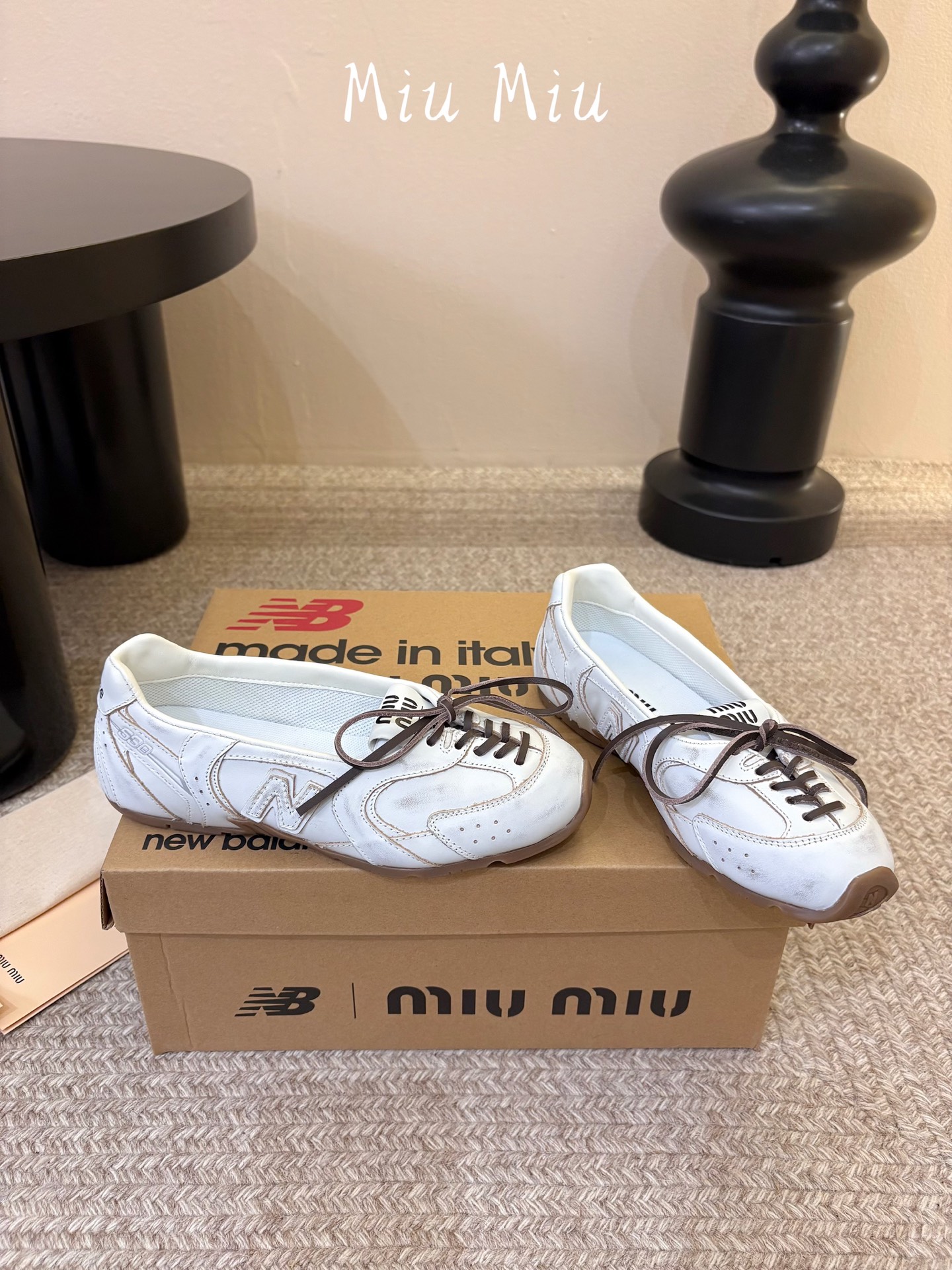 Miu Mi* x New Balanc*26ss早秋新款联名浅口芭蕾平底鞋 自带松弛复古文艺氛围感,柔和版型包容脚型, Miu Mi* x New Balanc*26ss早秋新款联名浅口芭蕾平底鞋 自带松弛复古文艺氛围感,柔和版型包容脚型,