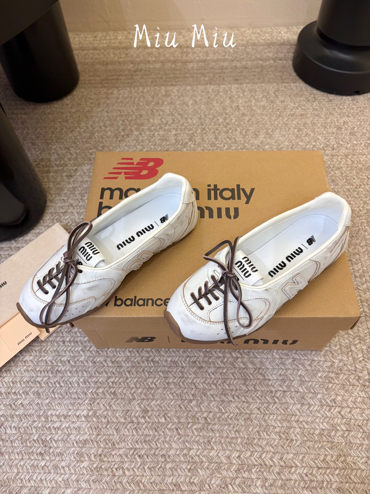 Miu Mi* x New Balanc*26ss早秋新款联名浅口芭蕾平底鞋 自带松弛复古文艺氛围感,柔和版型包容脚型, Miu Mi* x New Balanc*26ss早秋新款联名浅口芭蕾平底鞋 自带松弛复古文艺氛围感,柔和版型包容脚型,