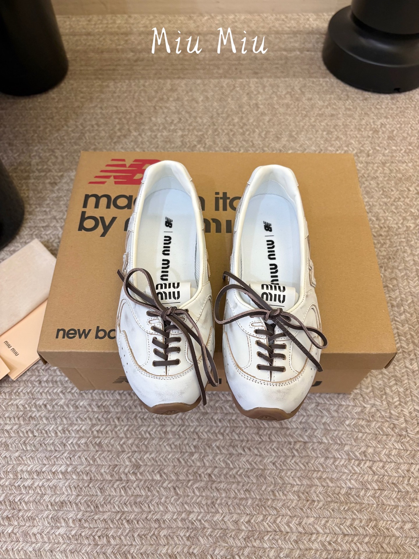 Miu Mi* x New Balanc*26ss早秋新款联名浅口芭蕾平底鞋 自带松弛复古文艺氛围感，柔和版型包容脚型，