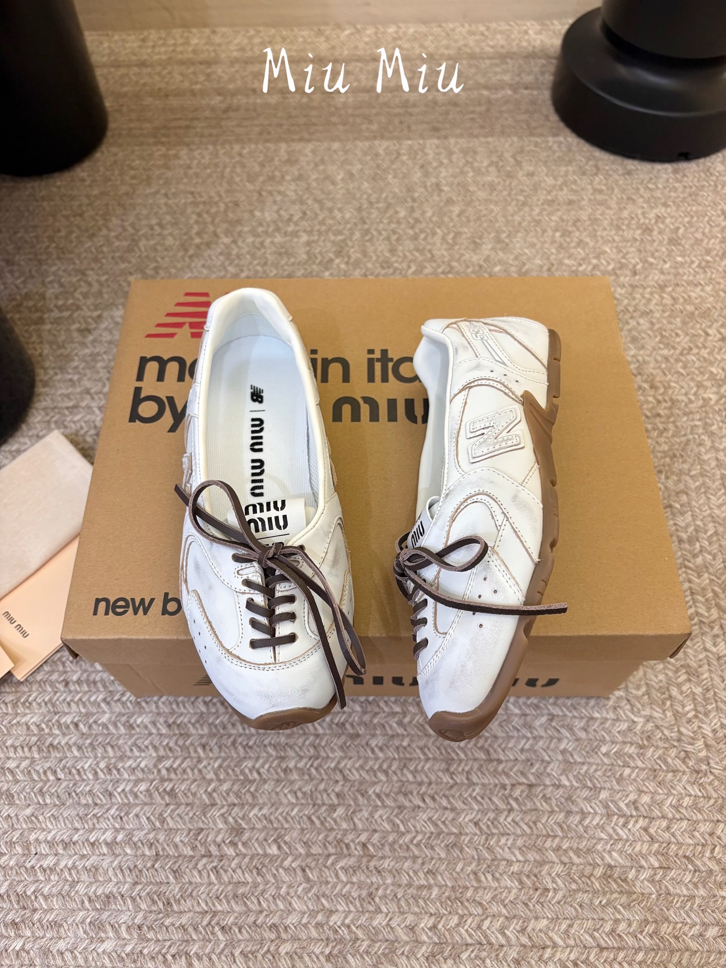 Miu Mi* x New Balanc*26ss早秋新款联名浅口芭蕾平底鞋 自带松弛复古文艺氛围感,柔和版型包容脚型, Miu Mi* x New Balanc*26ss早秋新款联名浅口芭蕾平底鞋 自带松弛复古文艺氛围感,柔和版型包容脚型,