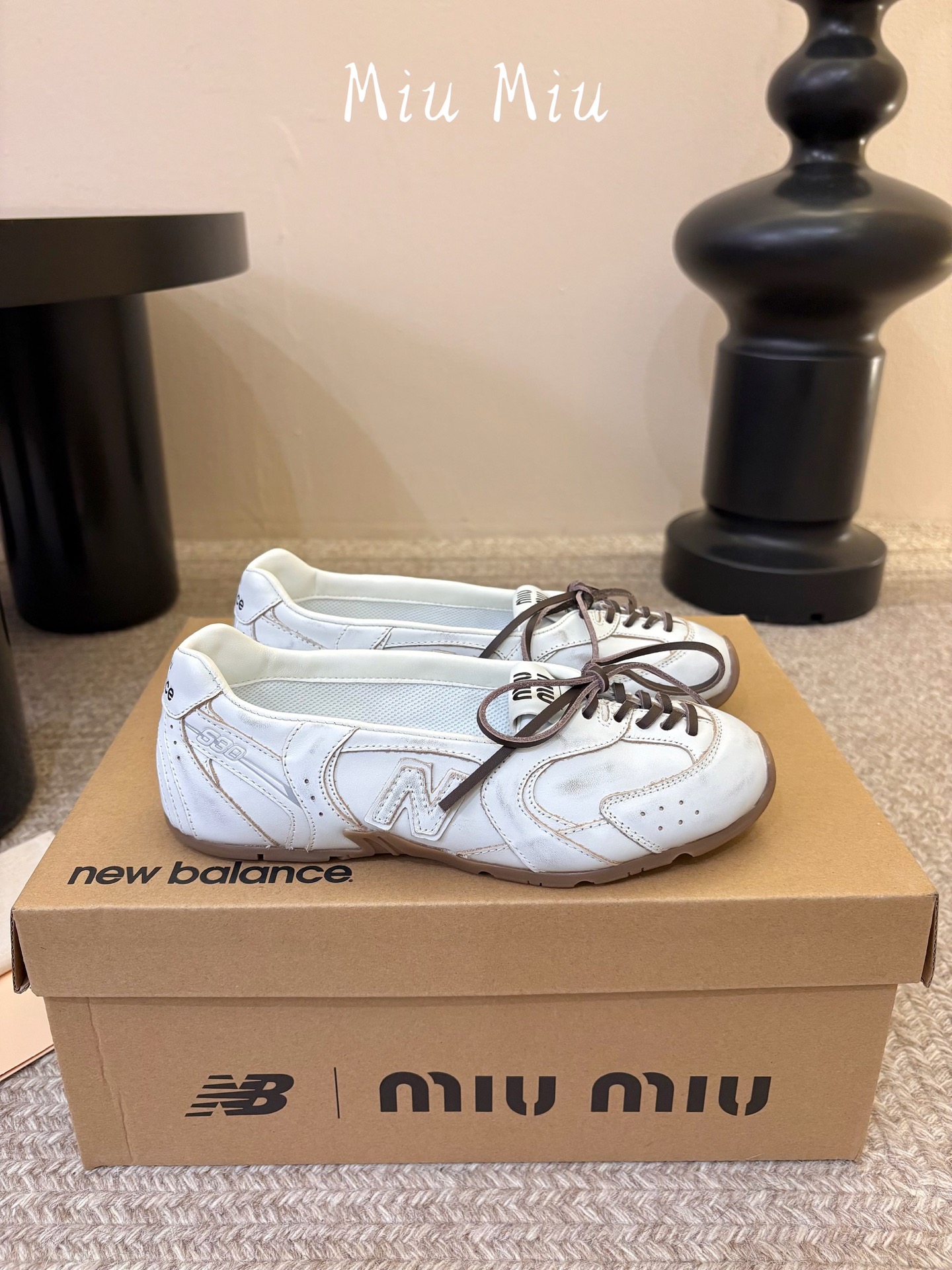 Miu Mi* x New Balanc*26ss早秋新款联名浅口芭蕾平底鞋 自带松弛复古文艺氛围感,柔和版型包容脚型, Miu Mi* x New Balanc*26ss早秋新款联名浅口芭蕾平底鞋 自带松弛复古文艺氛围感,柔和版型包容脚型,