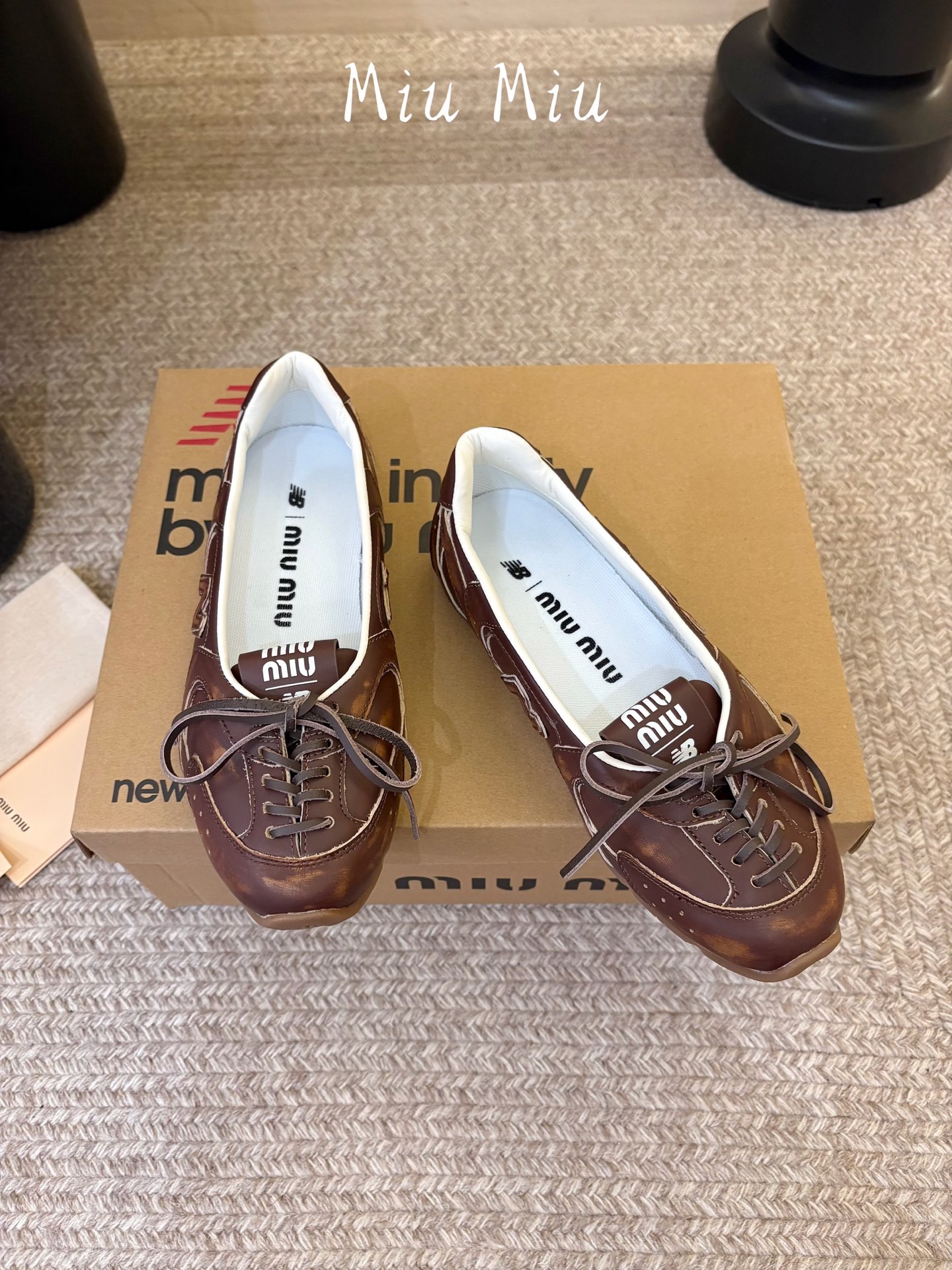 Miu Mi* x New Balanc*26ss早秋新款联名浅口芭蕾平底鞋 自带松弛复古文艺氛围感，柔和版型包容脚型，