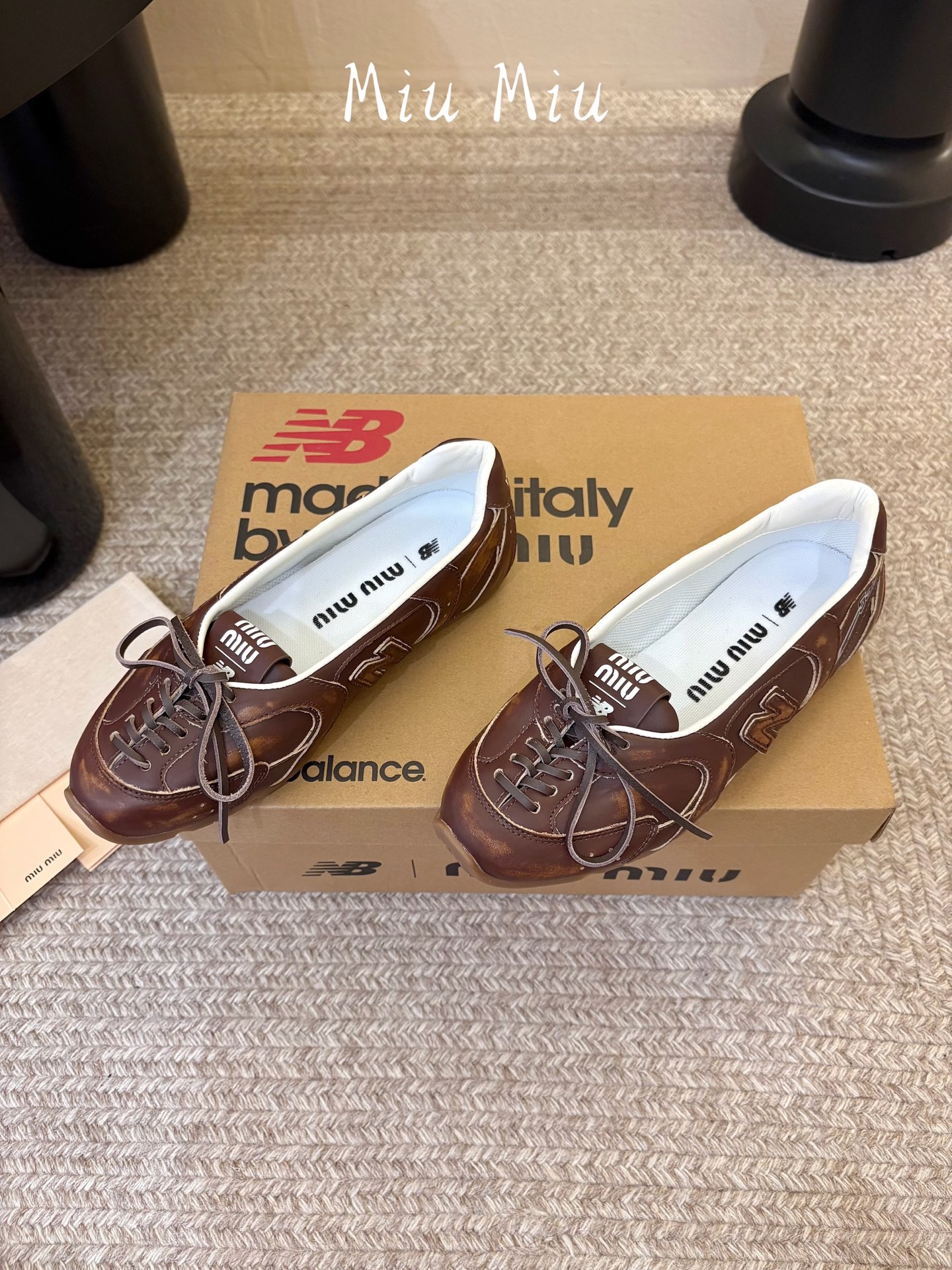 Miu Mi* x New Balanc*26ss早秋新款联名浅口芭蕾平底鞋 自带松弛复古文艺氛围感，柔和版型包容脚型，