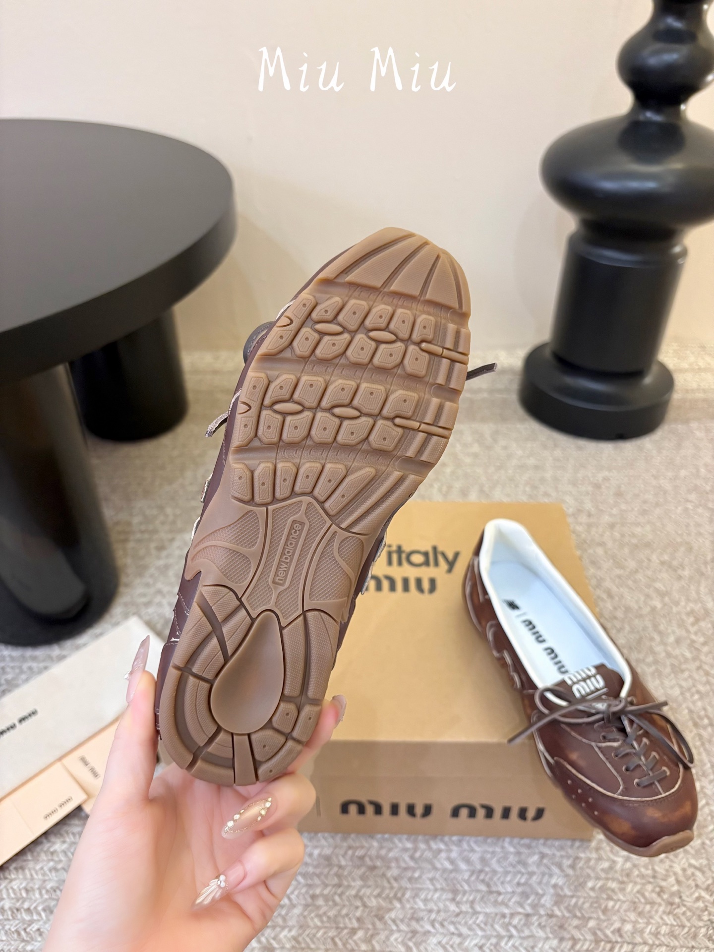 Miu Mi* x New Balanc*26ss早秋新款联名浅口芭蕾平底鞋 自带松弛复古文艺氛围感，柔和版型包容脚型，