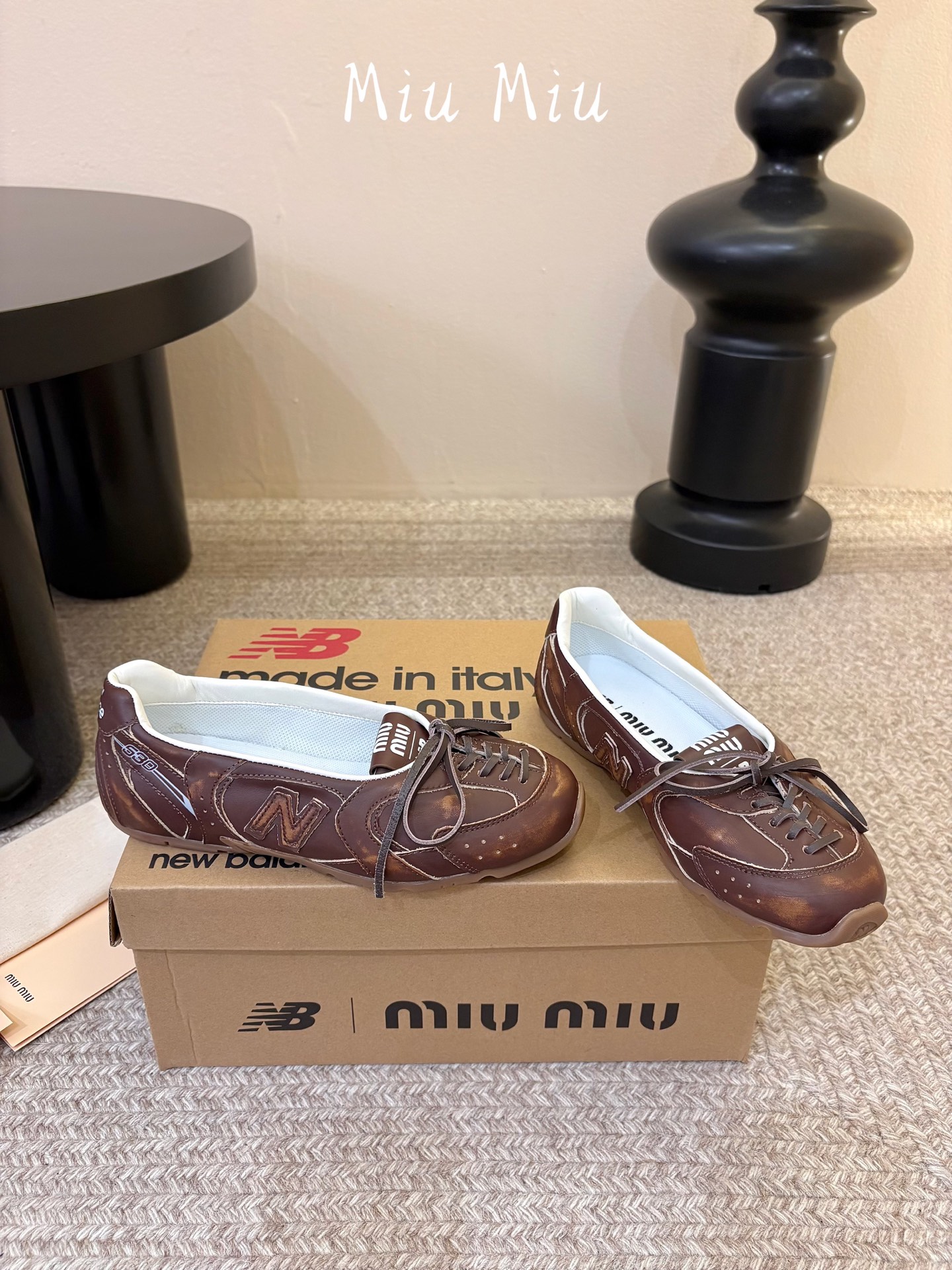 Miu Mi* x New Balanc*26ss早秋新款联名浅口芭蕾平底鞋 自带松弛复古文艺氛围感，柔和版型包容脚型，