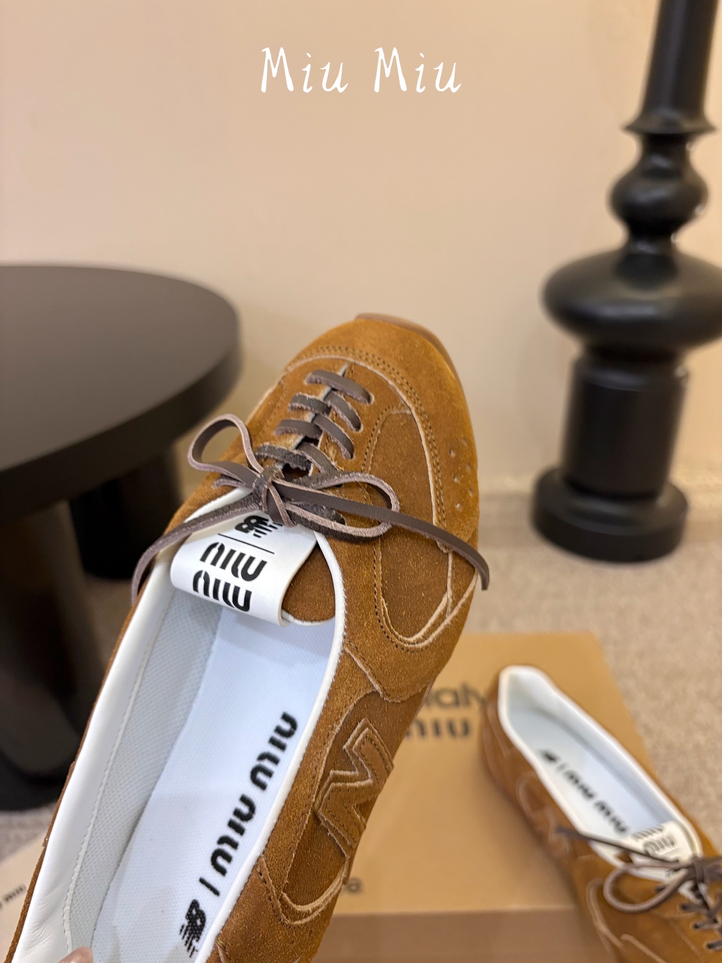 Miu Mi* x New Balanc*26ss早秋新款联名浅口芭蕾平底鞋 自带松弛复古文艺氛围感,柔和版型包容脚型, Miu Mi* x New Balanc*26ss早秋新款联名浅口芭蕾平底鞋 自带松弛复古文艺氛围感,柔和版型包容脚型,