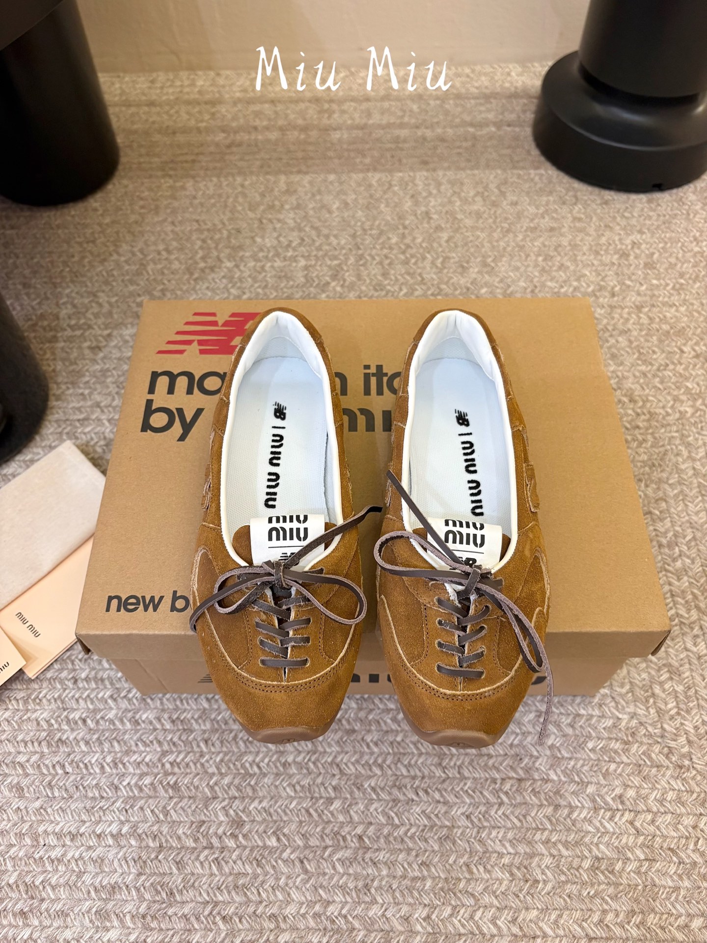 Miu Mi* x New Balanc*26ss早秋新款联名浅口芭蕾平底鞋 自带松弛复古文艺氛围感，柔和版型包容脚型，