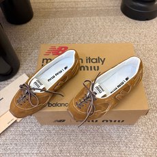 Miu Mi* x New Balanc*26ss早秋新款联名浅口芭蕾平底鞋 自带松弛复古文艺氛围感,柔和版型包容脚型, Miu Mi* x New Balanc*26ss早秋新款联名浅口芭蕾平底鞋 自带松弛复古文艺氛围感,柔和版型包容脚型,