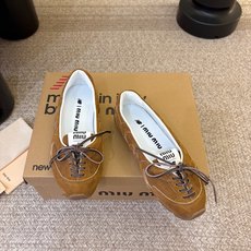Miu Mi* x New Balanc*26ss早秋新款联名浅口芭蕾平底鞋 自带松弛复古文艺氛围感,柔和版型包容脚型, Miu Mi* x New Balanc*26ss早秋新款联名浅口芭蕾平底鞋 自带松弛复古文艺氛围感,柔和版型包容脚型,