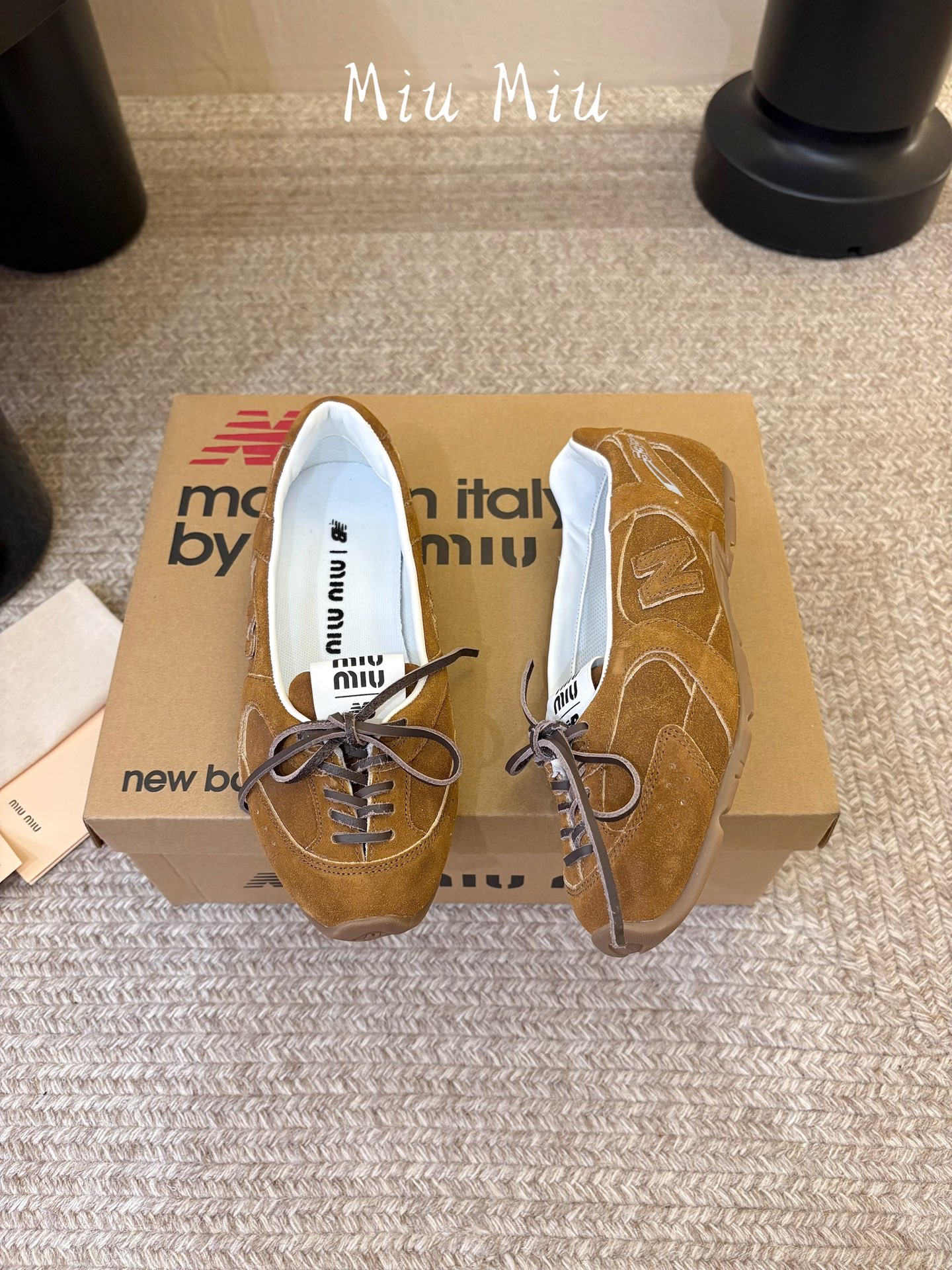 Miu Mi* x New Balanc*26ss早秋新款联名浅口芭蕾平底鞋 自带松弛复古文艺氛围感,柔和版型包容脚型, Miu Mi* x New Balanc*26ss早秋新款联名浅口芭蕾平底鞋 自带松弛复古文艺氛围感,柔和版型包容脚型,