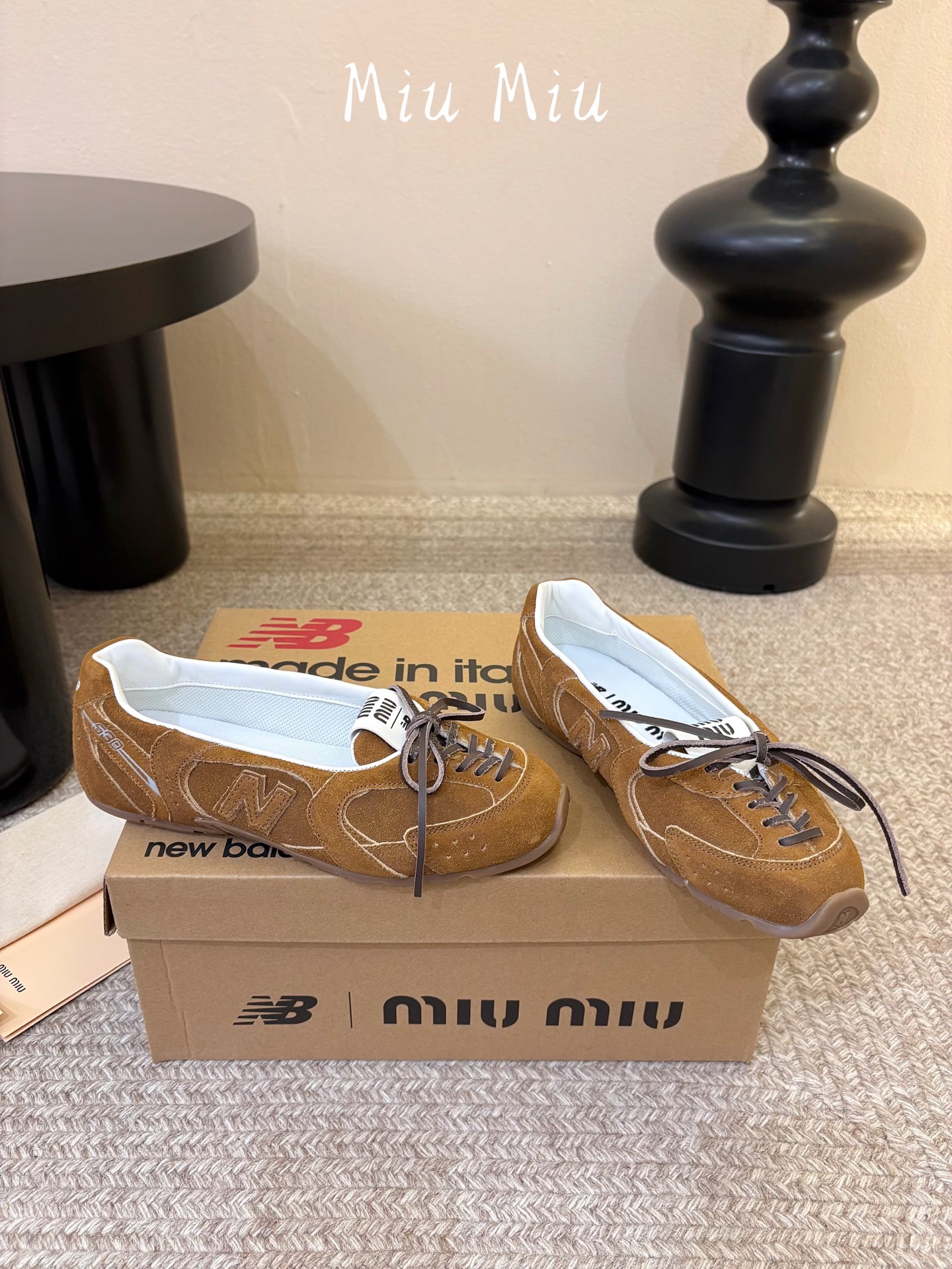 Miu Mi* x New Balanc*26ss早秋新款联名浅口芭蕾平底鞋 自带松弛复古文艺氛围感,柔和版型包容脚型, Miu Mi* x New Balanc*26ss早秋新款联名浅口芭蕾平底鞋 自带松弛复古文艺氛围感,柔和版型包容脚型,