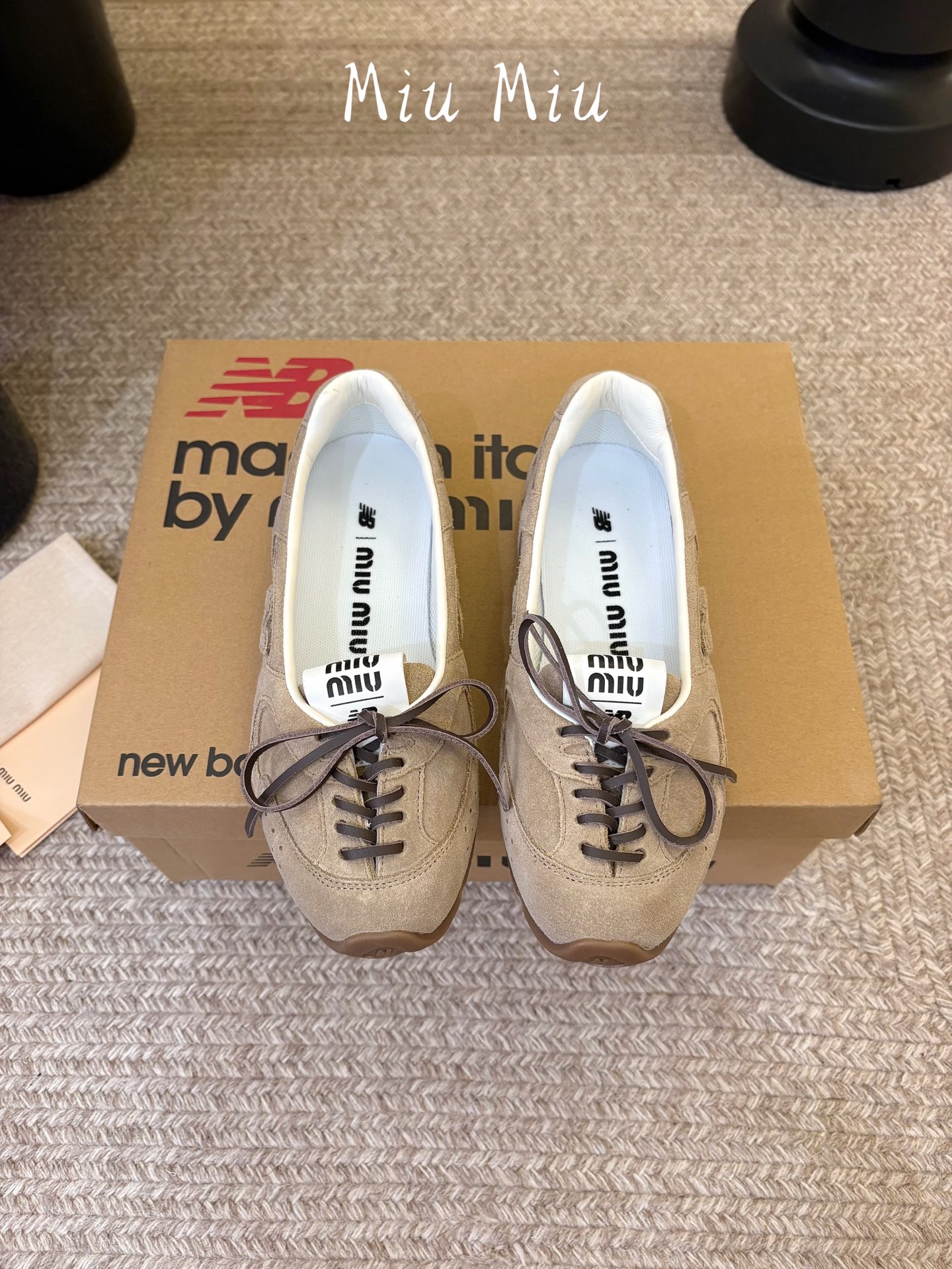 Miu Mi* x New Balanc*26ss早秋新款联名浅口芭蕾平底鞋 自带松弛复古文艺氛围感，柔和版型包容脚型，