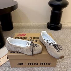 Miu Mi* x New Balanc*26ss早秋新款联名浅口芭蕾平底鞋 自带松弛复古文艺氛围感,柔和版型包容脚型, Miu Mi* x New Balanc*26ss早秋新款联名浅口芭蕾平底鞋 自带松弛复古文艺氛围感,柔和版型包容脚型,