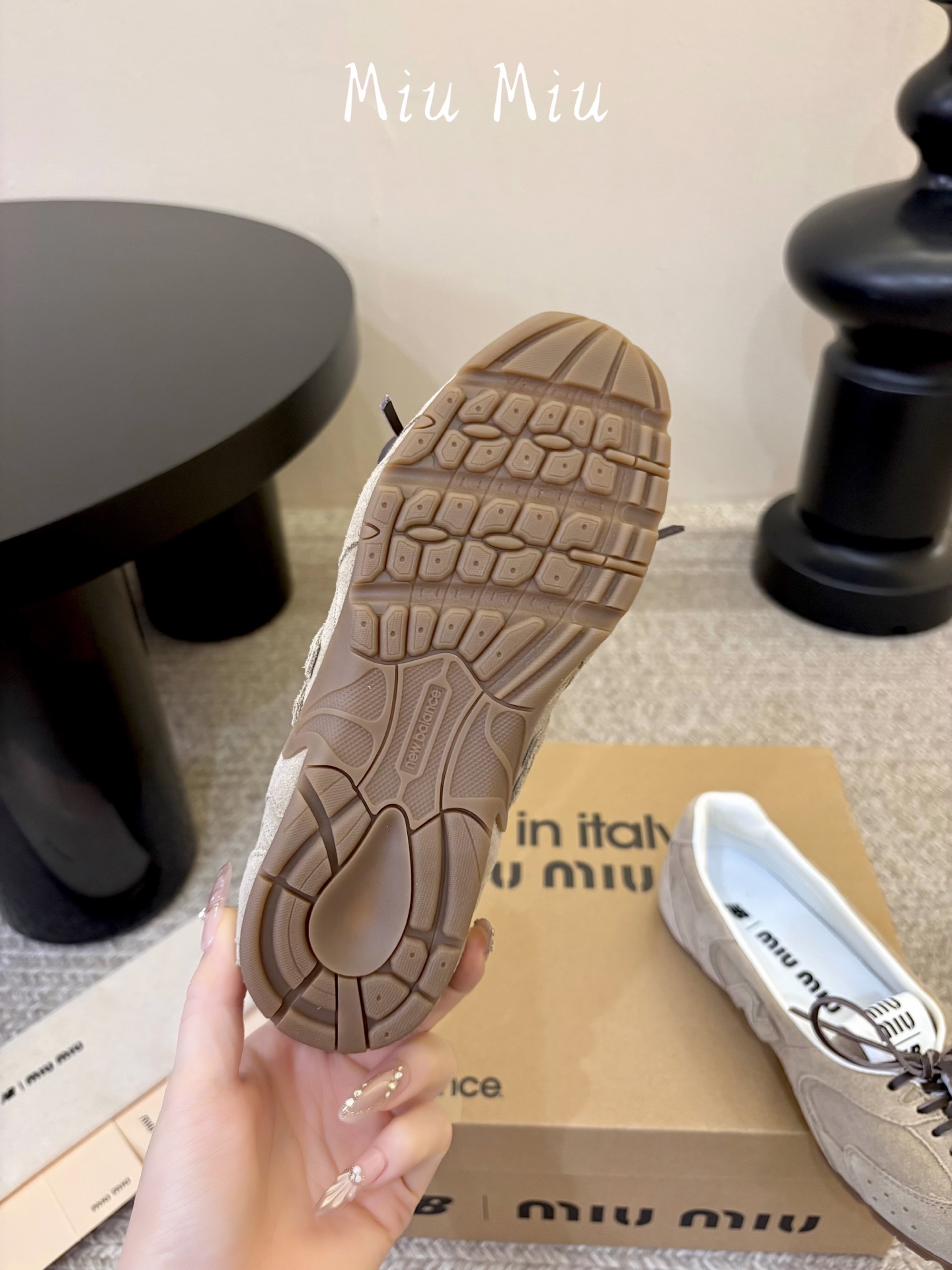 Miu Mi* x New Balanc*26ss早秋新款联名浅口芭蕾平底鞋 自带松弛复古文艺氛围感,柔和版型包容脚型, Miu Mi* x New Balanc*26ss早秋新款联名浅口芭蕾平底鞋 自带松弛复古文艺氛围感,柔和版型包容脚型,
