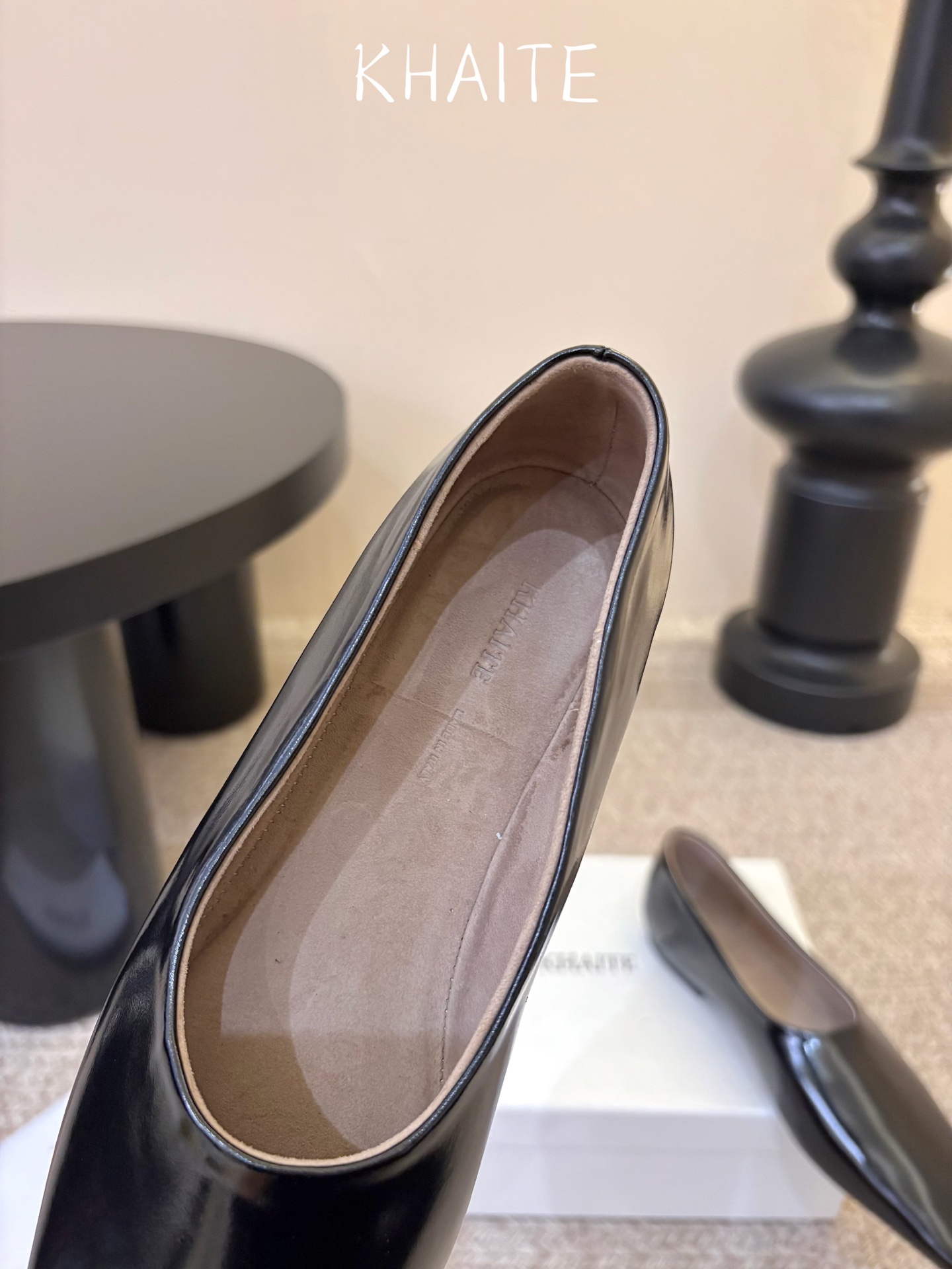 Khait*  𝟐𝟔𝐀𝐖新品 方头平底单鞋|慵懒松弛重塑都市审美 利落方头勾勒极简轮廓 低浅鞋口舒展足部线条 多样材质解