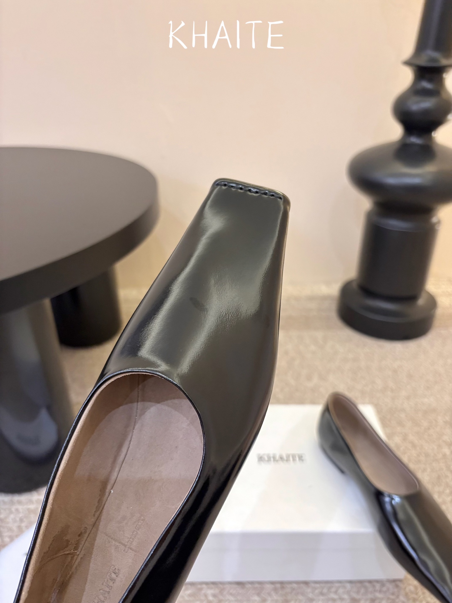 Khait*  𝟐𝟔𝐀𝐖新品 方头平底单鞋|慵懒松弛重塑都市审美 利落方头勾勒极简轮廓 低浅鞋口舒展足部线条 多样材质解