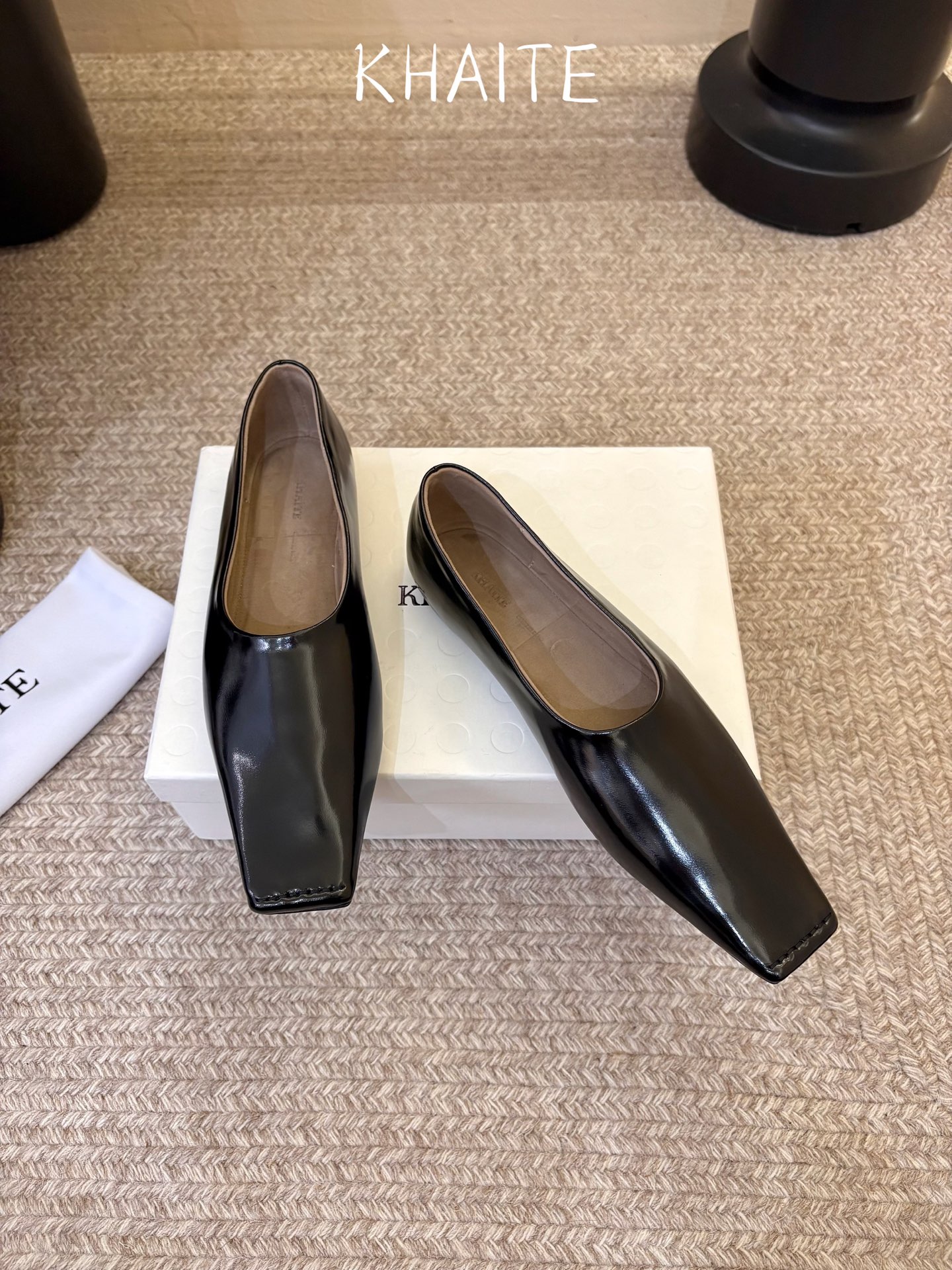 Khait*  𝟐𝟔𝐀𝐖新品 方头平底单鞋|慵懒松弛重塑都市审美 利落方头勾勒极简轮廓 低浅鞋口舒展足部线条 多样材质解
