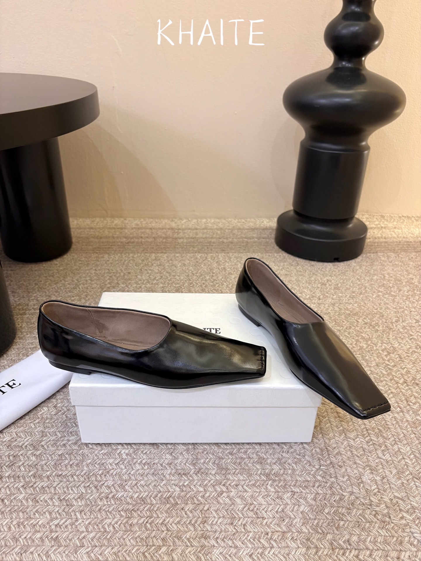 Khait*  𝟐𝟔𝐀𝐖新品 方头平底单鞋|慵懒松弛重塑都市审美 利落方头勾勒极简轮廓 低浅鞋口舒展足部线条 多样材质解