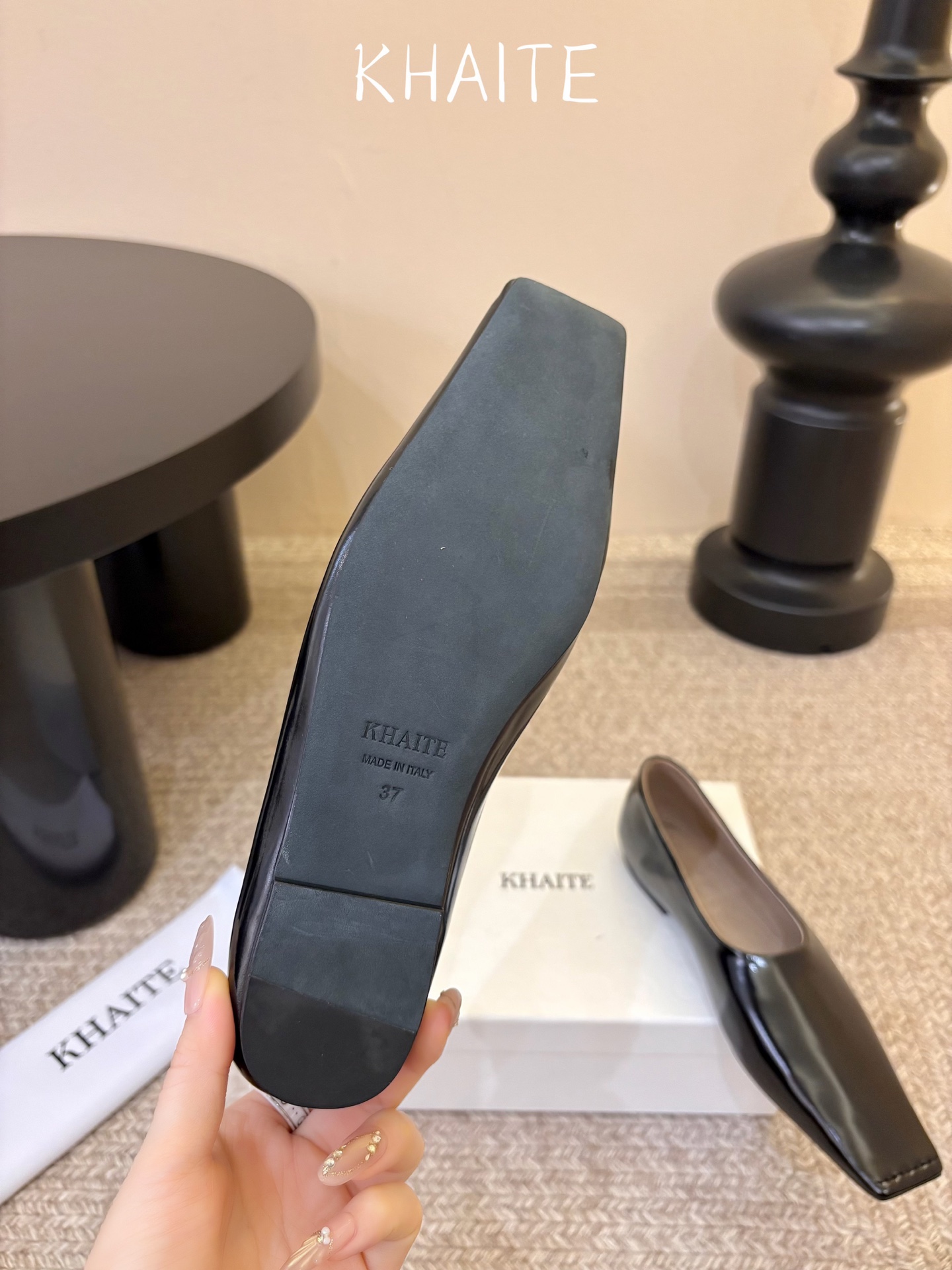 Khait*  𝟐𝟔𝐀𝐖新品 方头平底单鞋|慵懒松弛重塑都市审美 利落方头勾勒极简轮廓 低浅鞋口舒展足部线条 多样材质解