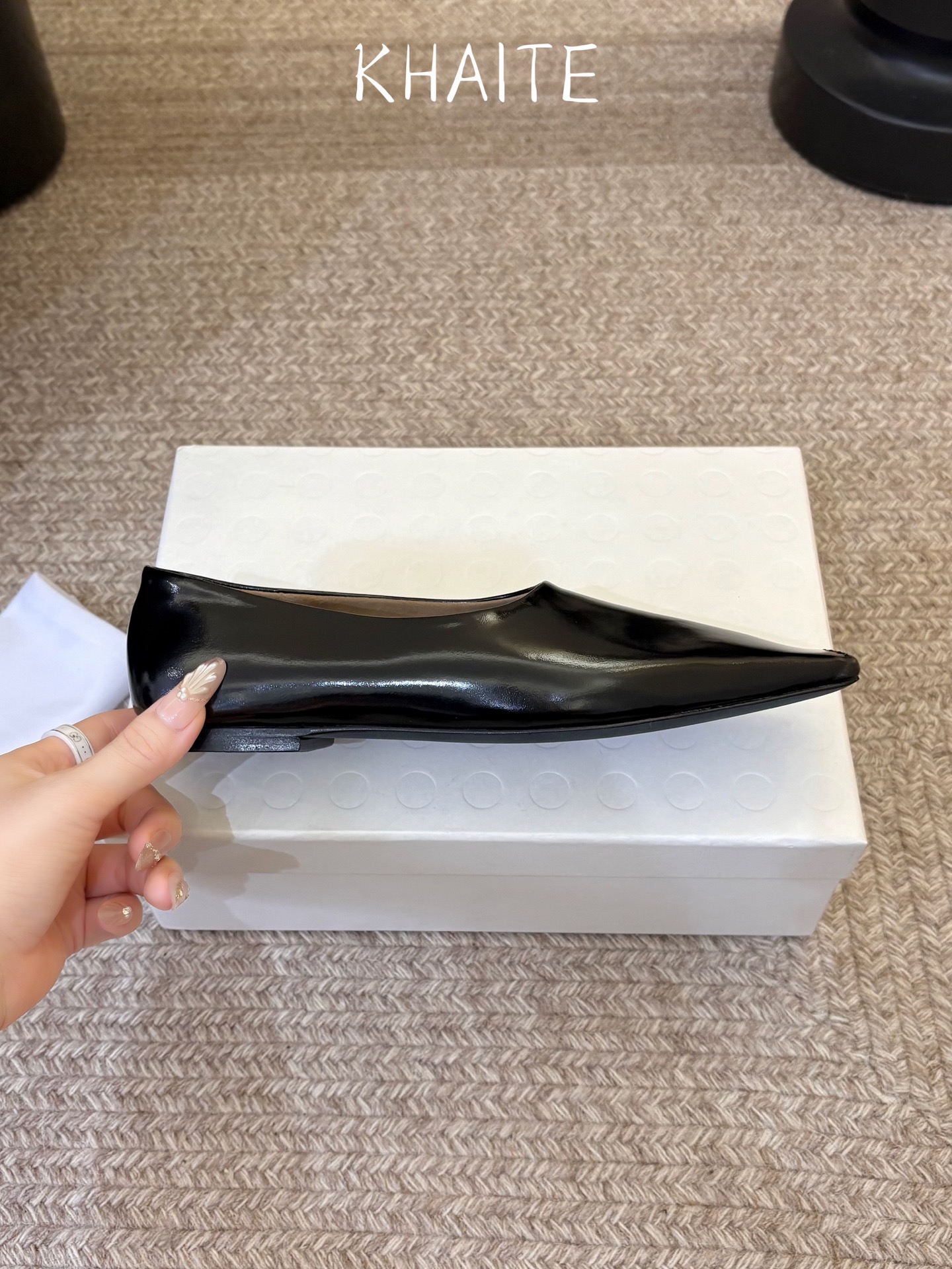 Khait*  𝟐𝟔𝐀𝐖新品 方头平底单鞋|慵懒松弛重塑都市审美 利落方头勾勒极简轮廓 低浅鞋口舒展足部线条 多样材质解