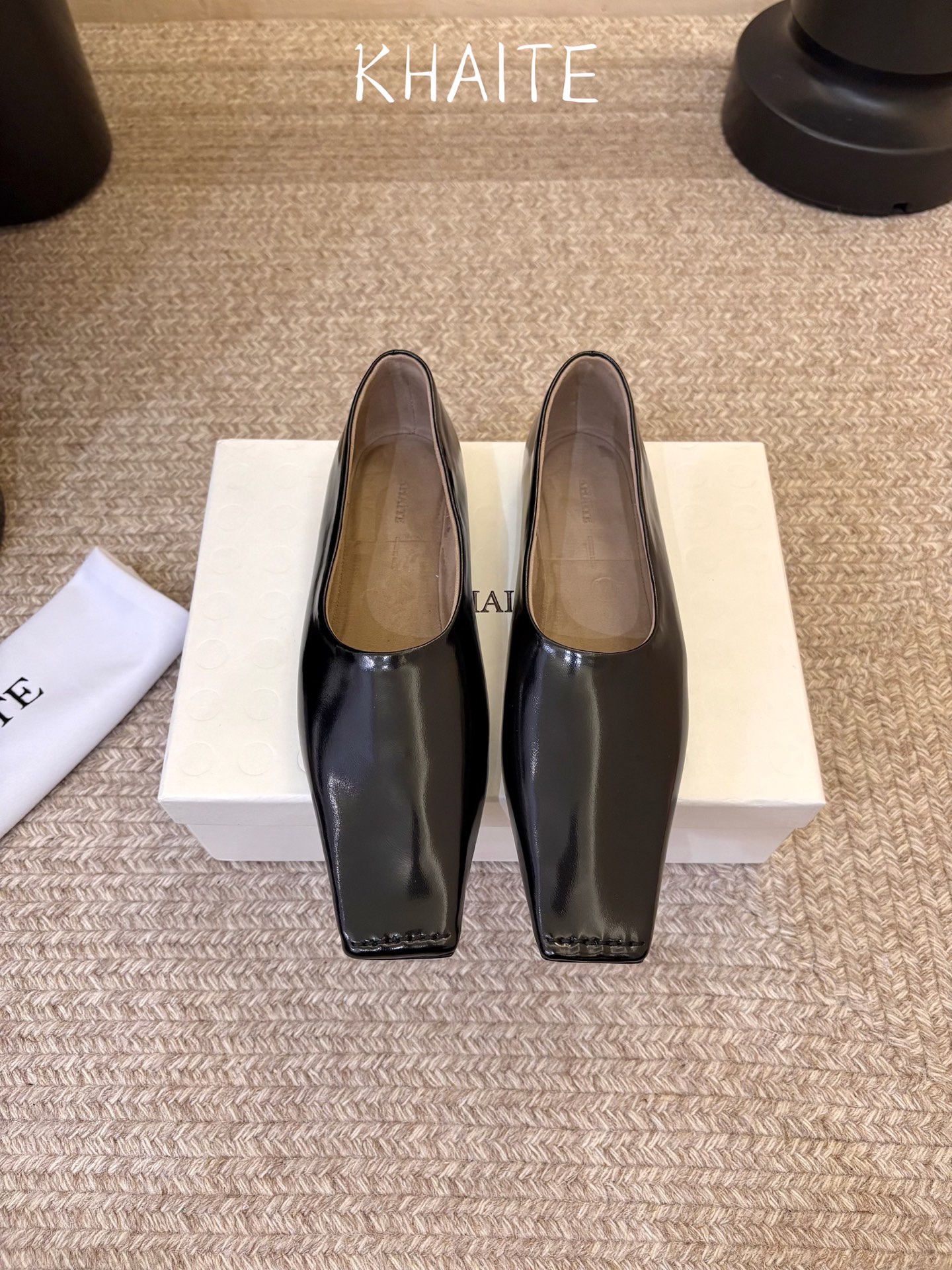 Khait*  𝟐𝟔𝐀𝐖新品 方头平底单鞋|慵懒松弛重塑都市审美 利落方头勾勒极简轮廓 低浅鞋口舒展足部线条 多样材质解