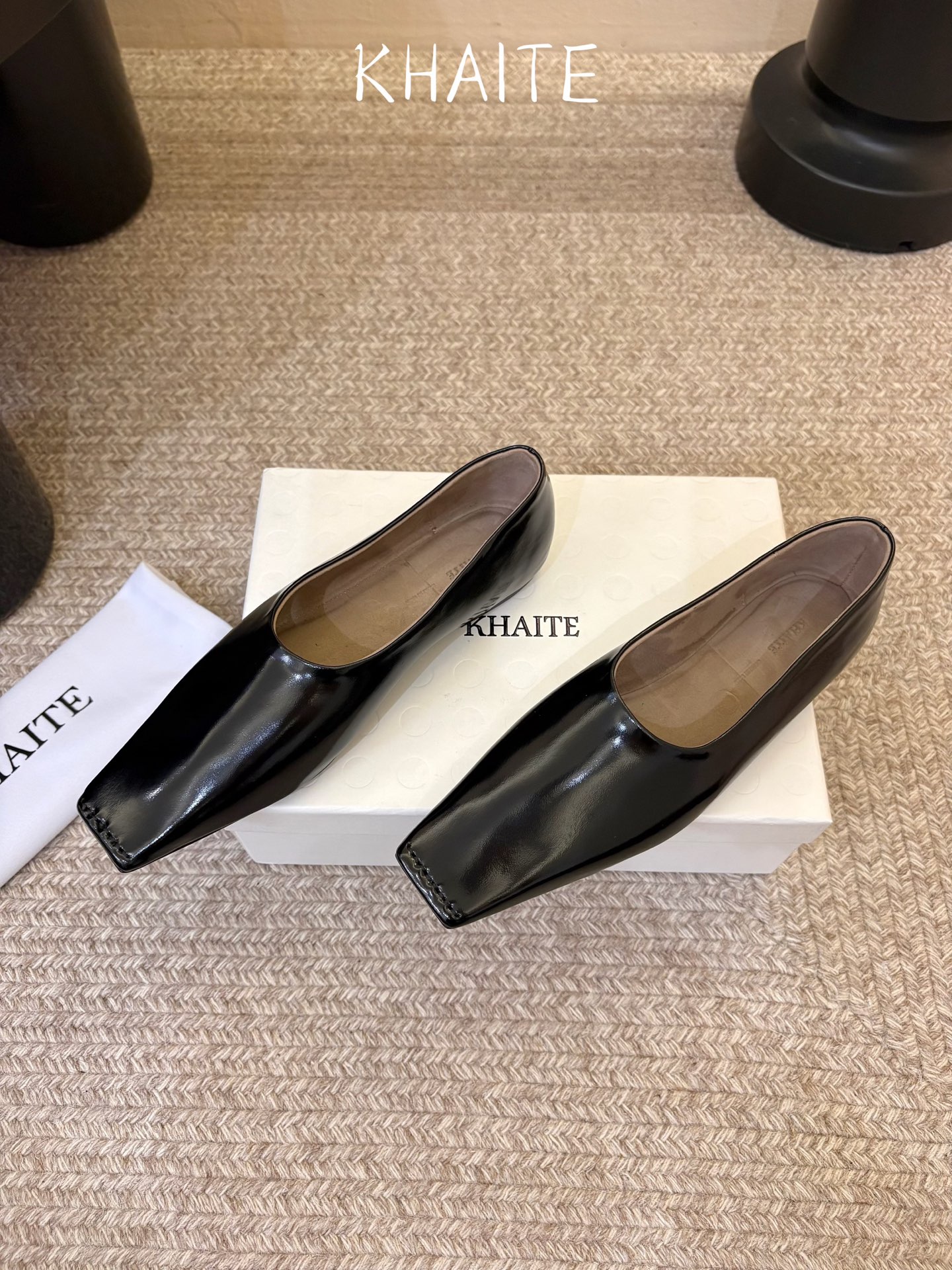 Khait*  𝟐𝟔𝐀𝐖新品 方头平底单鞋|慵懒松弛重塑都市审美 利落方头勾勒极简轮廓 低浅鞋口舒展足部线条 多样材质解