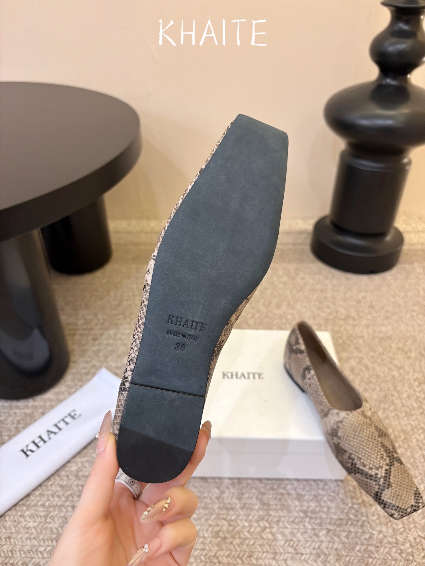Khait*  𝟐𝟔𝐀𝐖新品 方头平底单鞋|慵懒松弛重塑都市审美 利落方头勾勒极简轮廓 低浅鞋口舒展足部线条 多样材质解