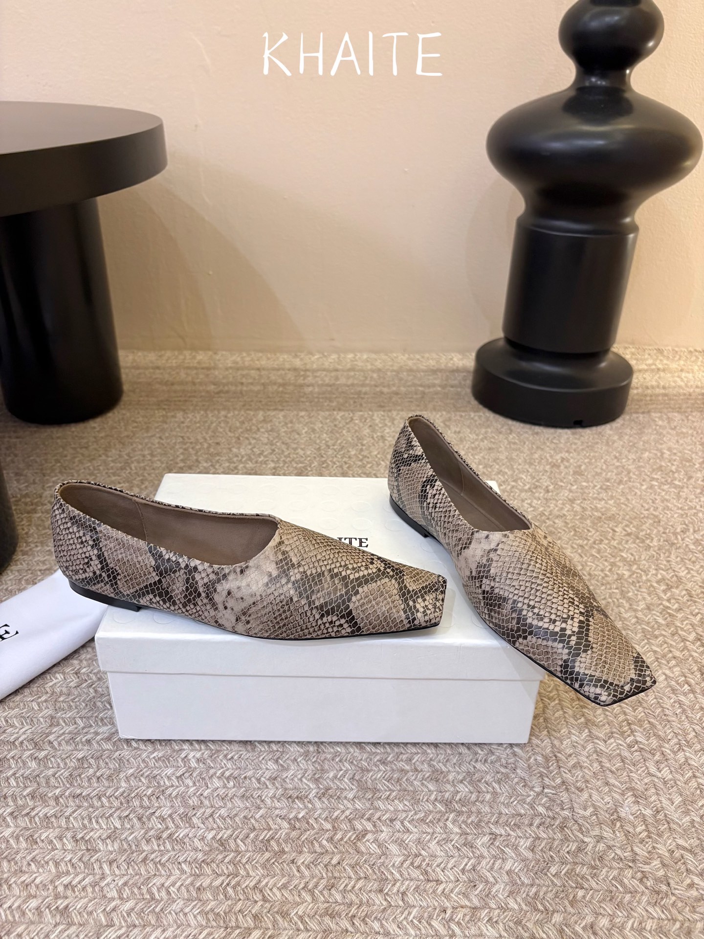 Khait*  𝟐𝟔𝐀𝐖新品 方头平底单鞋|慵懒松弛重塑都市审美 利落方头勾勒极简轮廓 低浅鞋口舒展足部线条 多样材质解