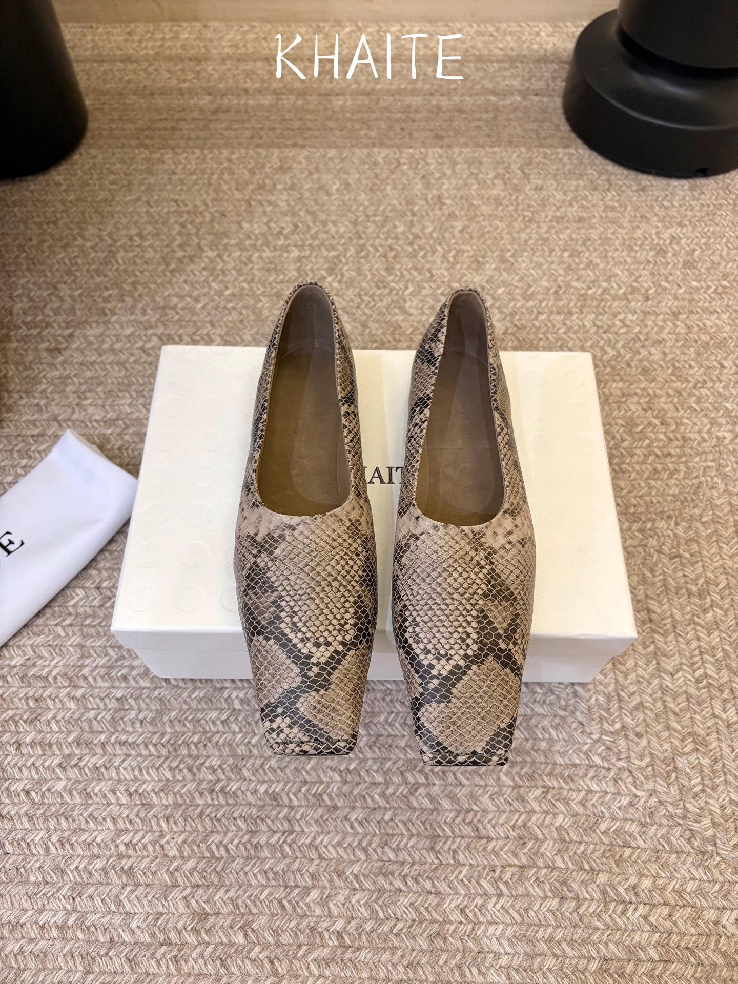 Khait*  𝟐𝟔𝐀𝐖新品 方头平底单鞋|慵懒松弛重塑都市审美 利落方头勾勒极简轮廓 低浅鞋口舒展足部线条 多样材质解
