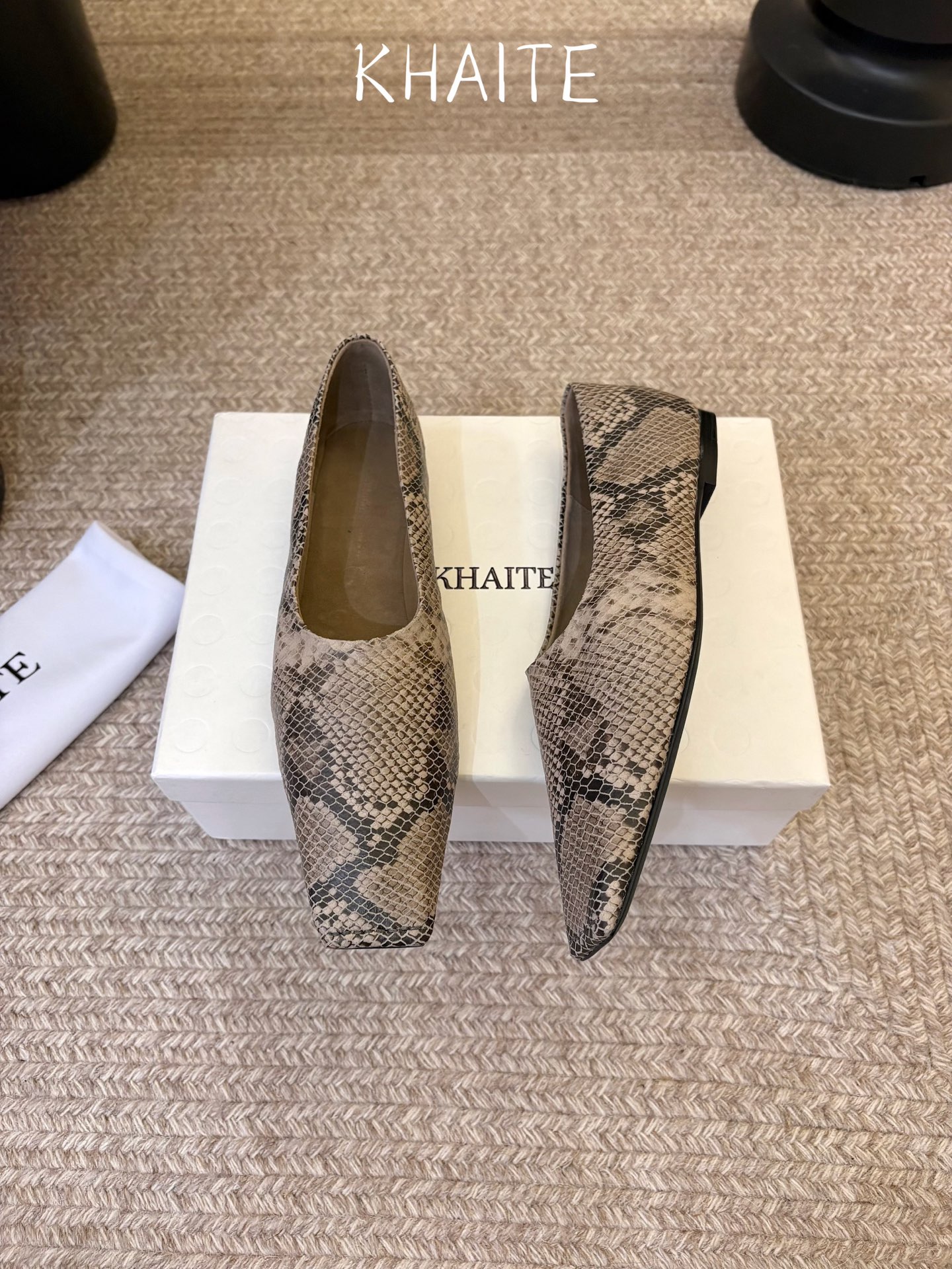 Khait*  𝟐𝟔𝐀𝐖新品 方头平底单鞋|慵懒松弛重塑都市审美 利落方头勾勒极简轮廓 低浅鞋口舒展足部线条 多样材质解