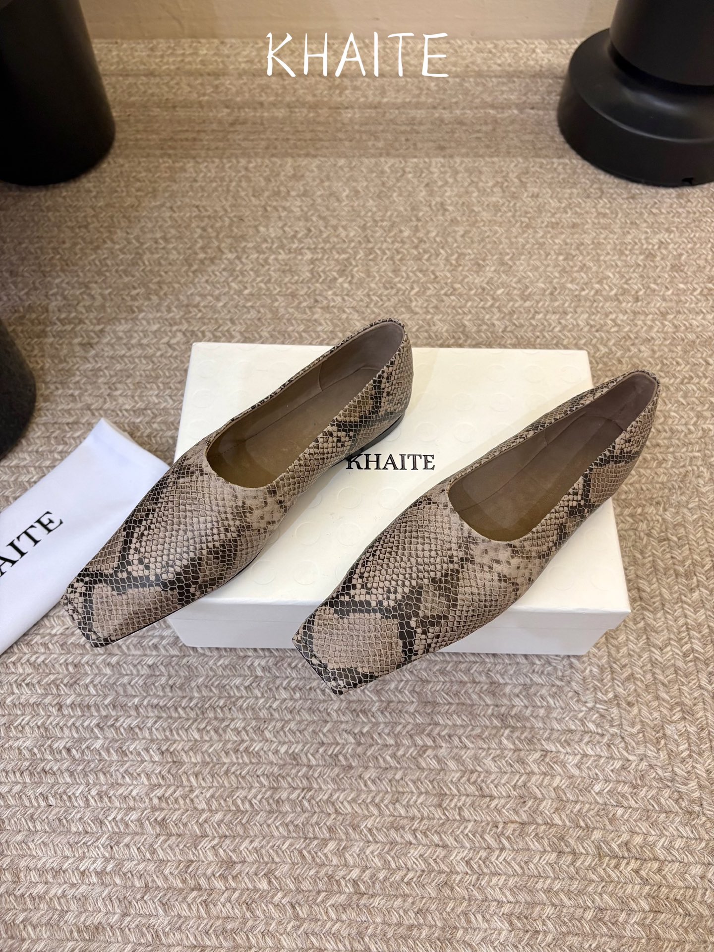 Khait*  𝟐𝟔𝐀𝐖新品 方头平底单鞋|慵懒松弛重塑都市审美 利落方头勾勒极简轮廓 低浅鞋口舒展足部线条 多样材质解