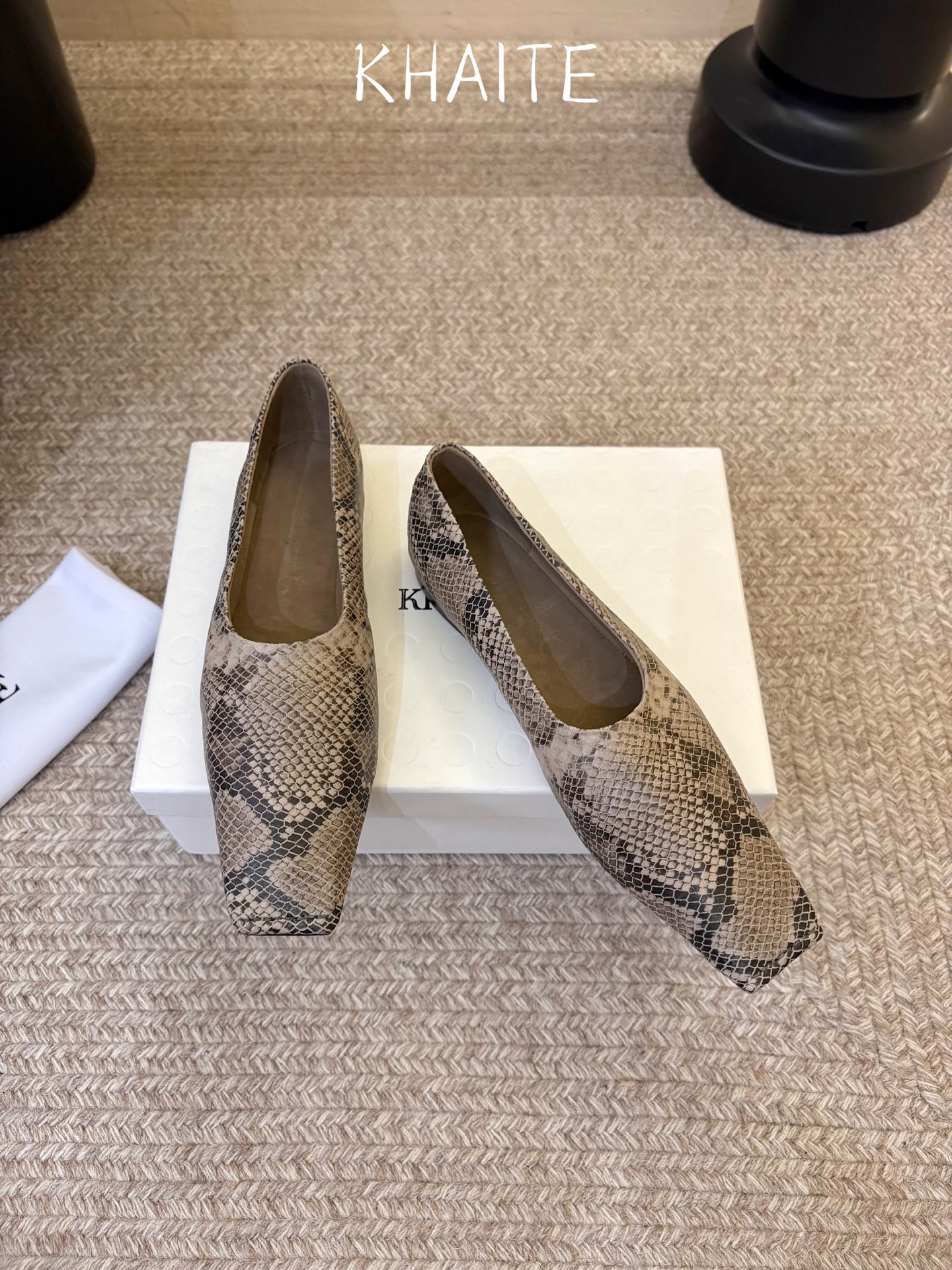 Khait*  𝟐𝟔𝐀𝐖新品 方头平底单鞋|慵懒松弛重塑都市审美 利落方头勾勒极简轮廓 低浅鞋口舒展足部线条 多样材质解