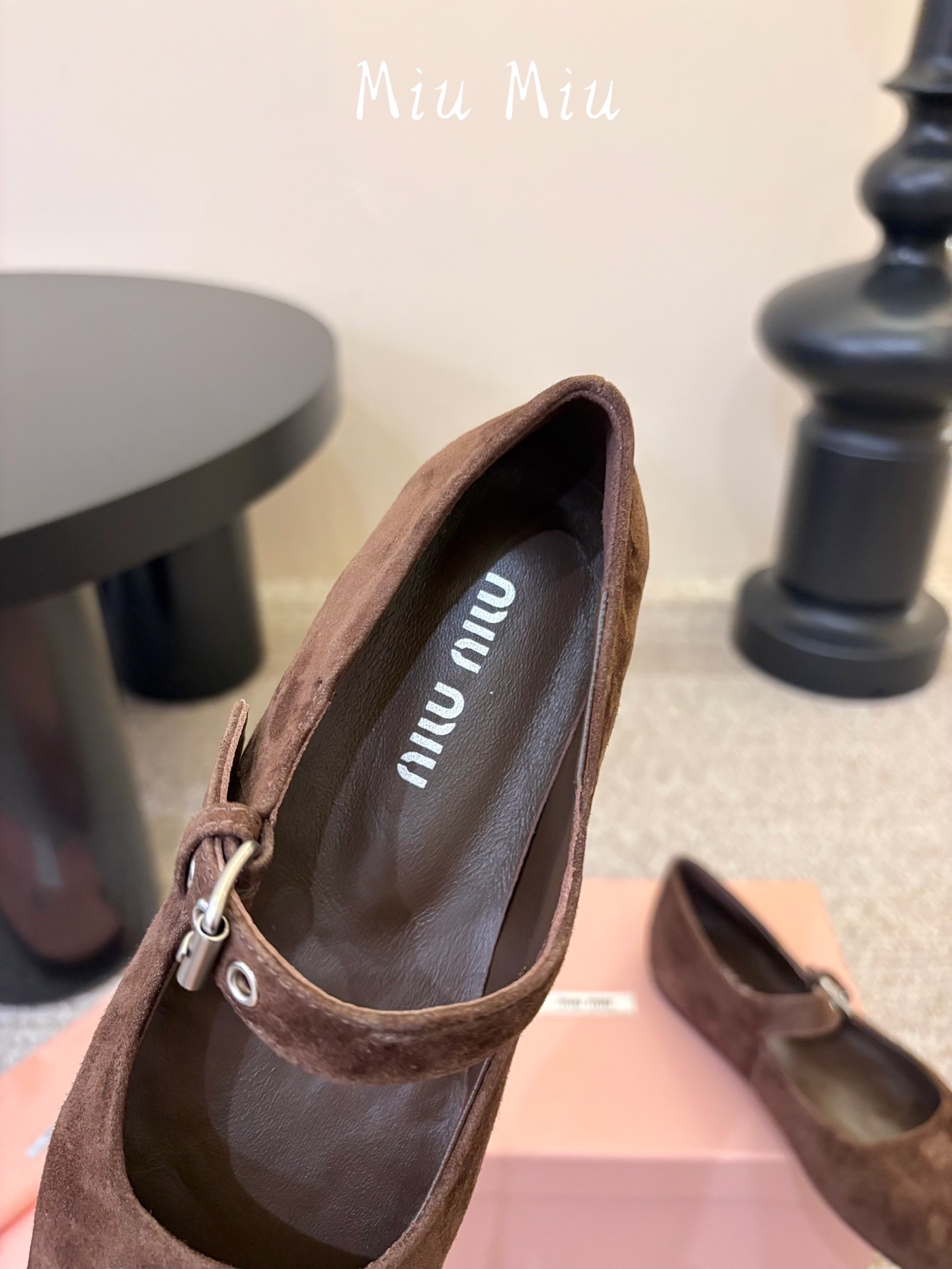 Miu Miu新款新款蝴蝶结玛丽珍平底鞋 自带温柔名媛的复古贵气氛围感,柔润尖头搭配小巧蝴蝶结,一字扣带点缀,把少女优雅 Miu Miu新款新款蝴蝶结玛丽珍平底鞋 自带温柔名媛的复古贵气氛围感,柔润尖头搭配小巧蝴蝶结,一字扣带点缀,把少女优雅