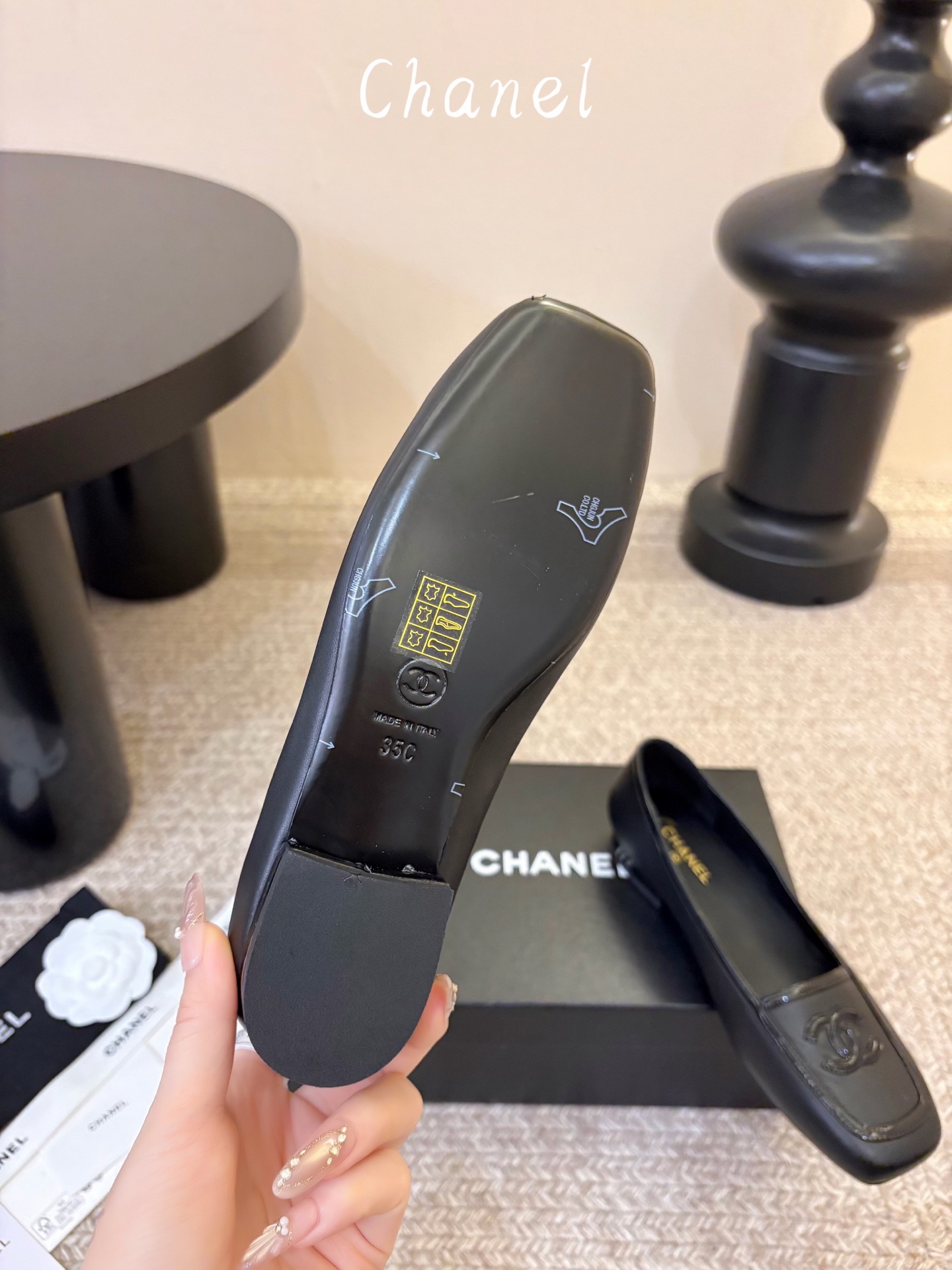 Chane*26ss新款玛丽珍平底单鞋 自带温柔名媛氛围感的经典玛丽珍，圆润圆头搭配鞋头拼接设计，鞋面刺绣标志性双C标识