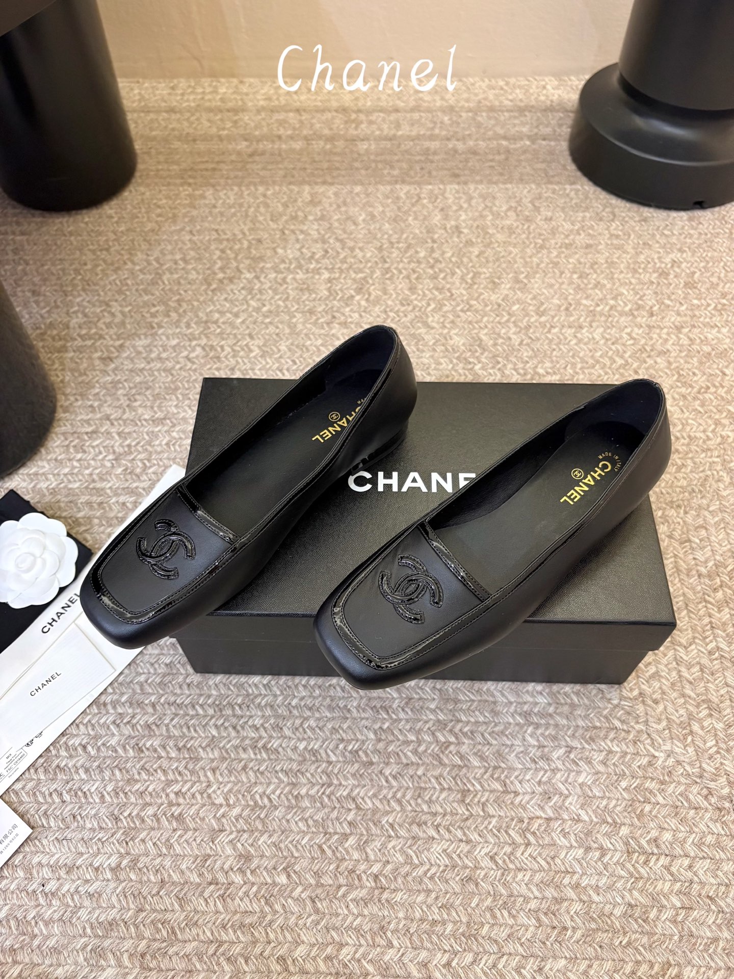 Chane*26ss新款玛丽珍平底单鞋 自带温柔名媛氛围感的经典玛丽珍，圆润圆头搭配鞋头拼接设计，鞋面刺绣标志性双C标识
