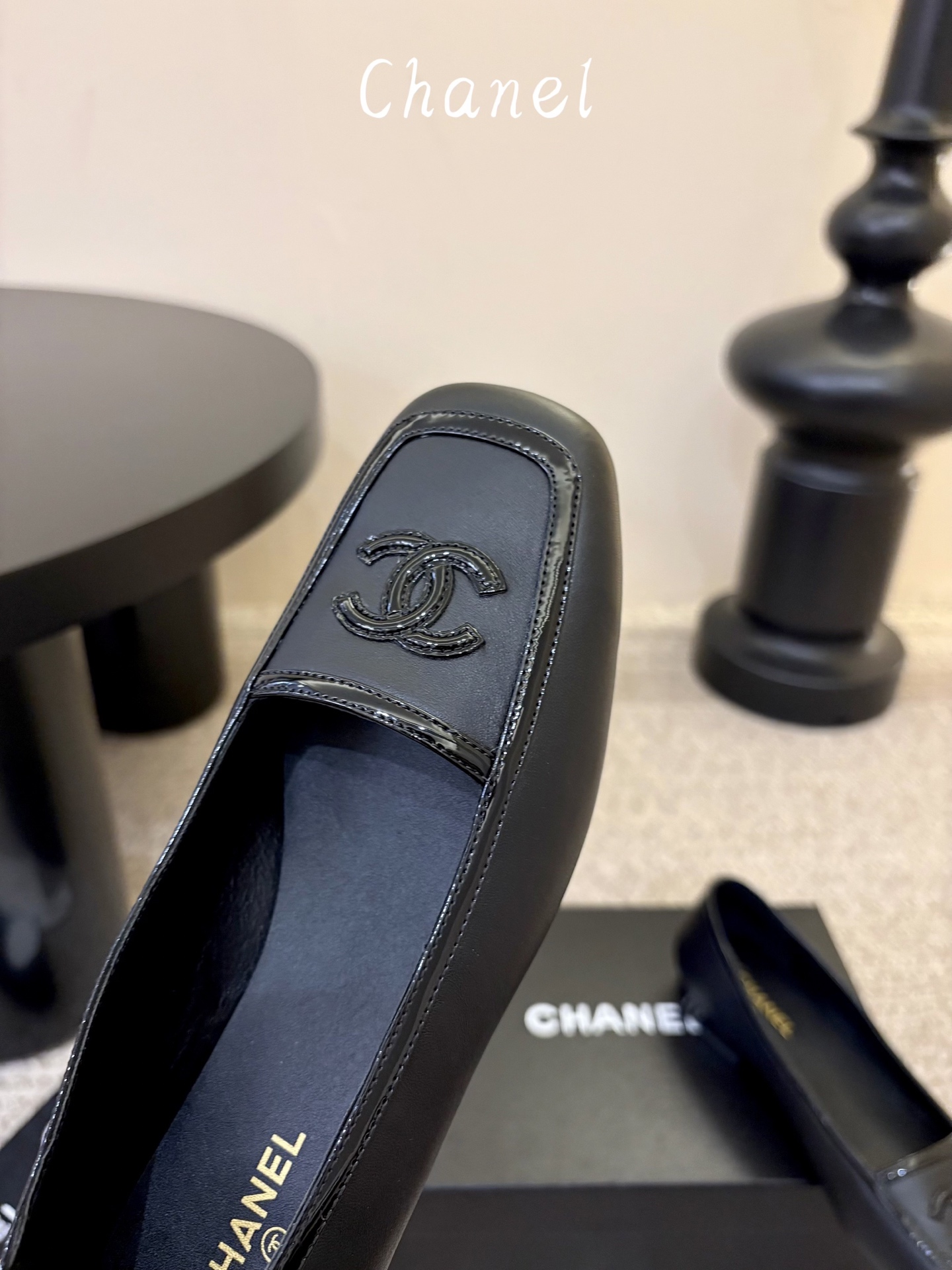 Chane*26ss新款玛丽珍平底单鞋 自带温柔名媛氛围感的经典玛丽珍，圆润圆头搭配鞋头拼接设计，鞋面刺绣标志性双C标识