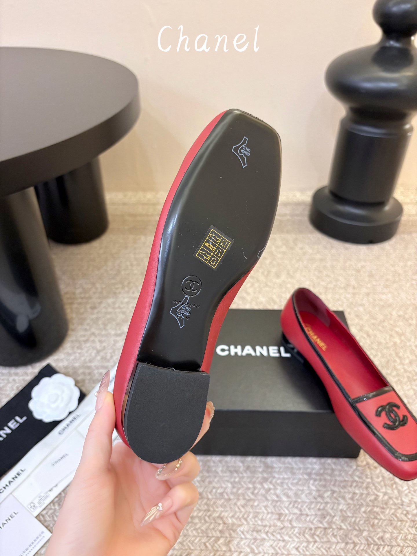 Chane*26ss新款玛丽珍平底单鞋 自带温柔名媛氛围感的经典玛丽珍，圆润圆头搭配鞋头拼接设计，鞋面刺绣标志性双C标识