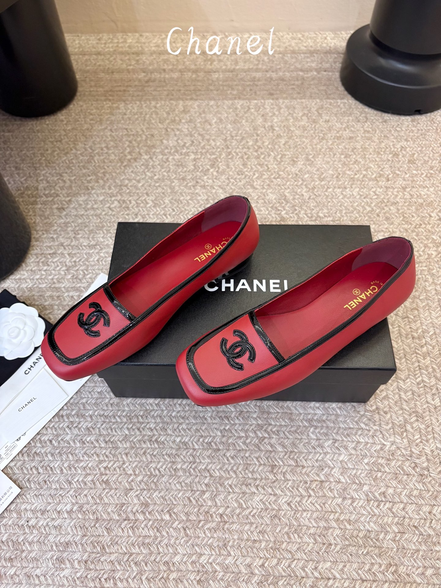 Chane*26ss新款玛丽珍平底单鞋 自带温柔名媛氛围感的经典玛丽珍，圆润圆头搭配鞋头拼接设计，鞋面刺绣标志性双C标识