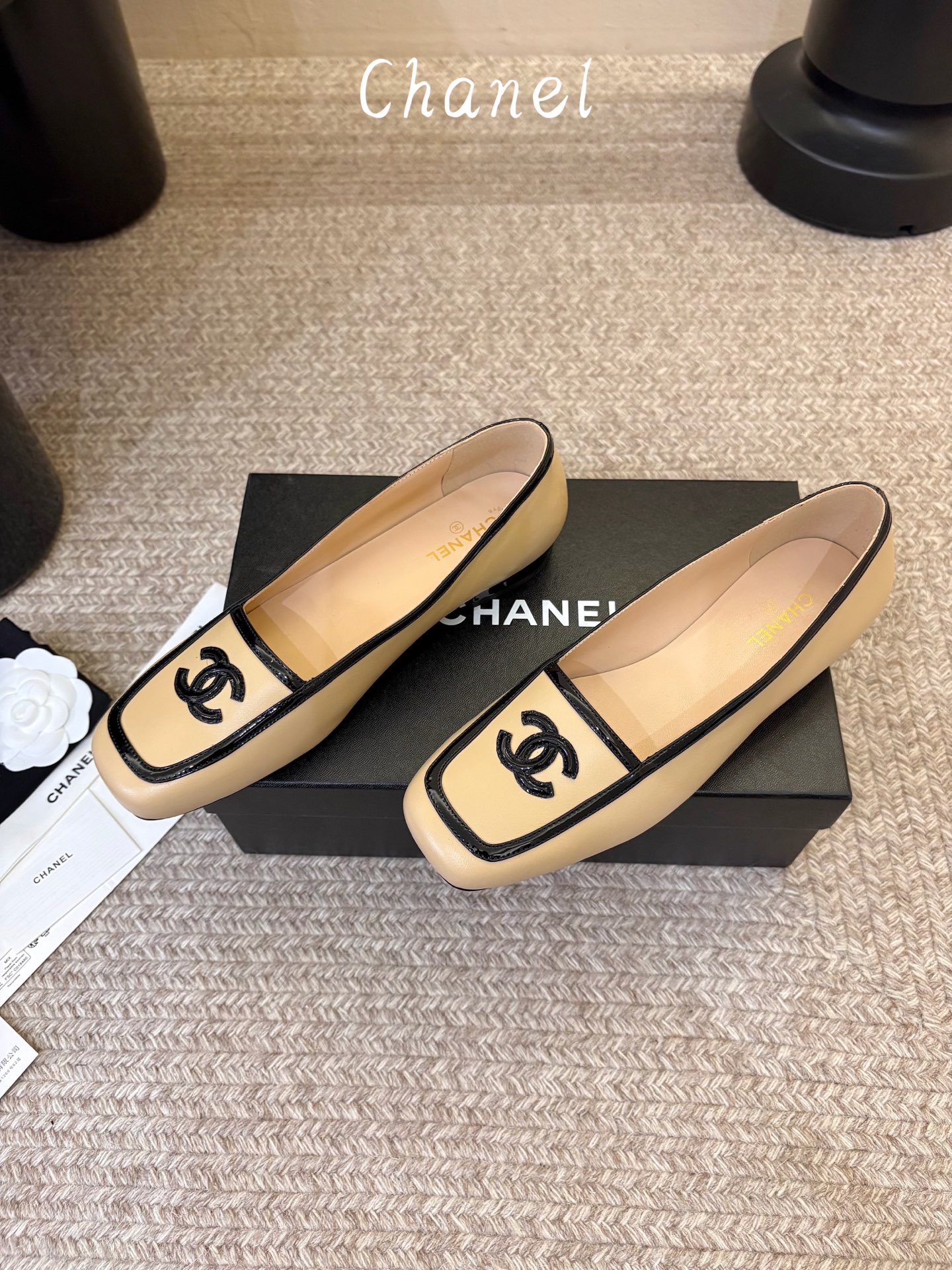 Chane*26ss新款玛丽珍平底单鞋 自带温柔名媛氛围感的经典玛丽珍，圆润圆头搭配鞋头拼接设计，鞋面刺绣标志性双C标识