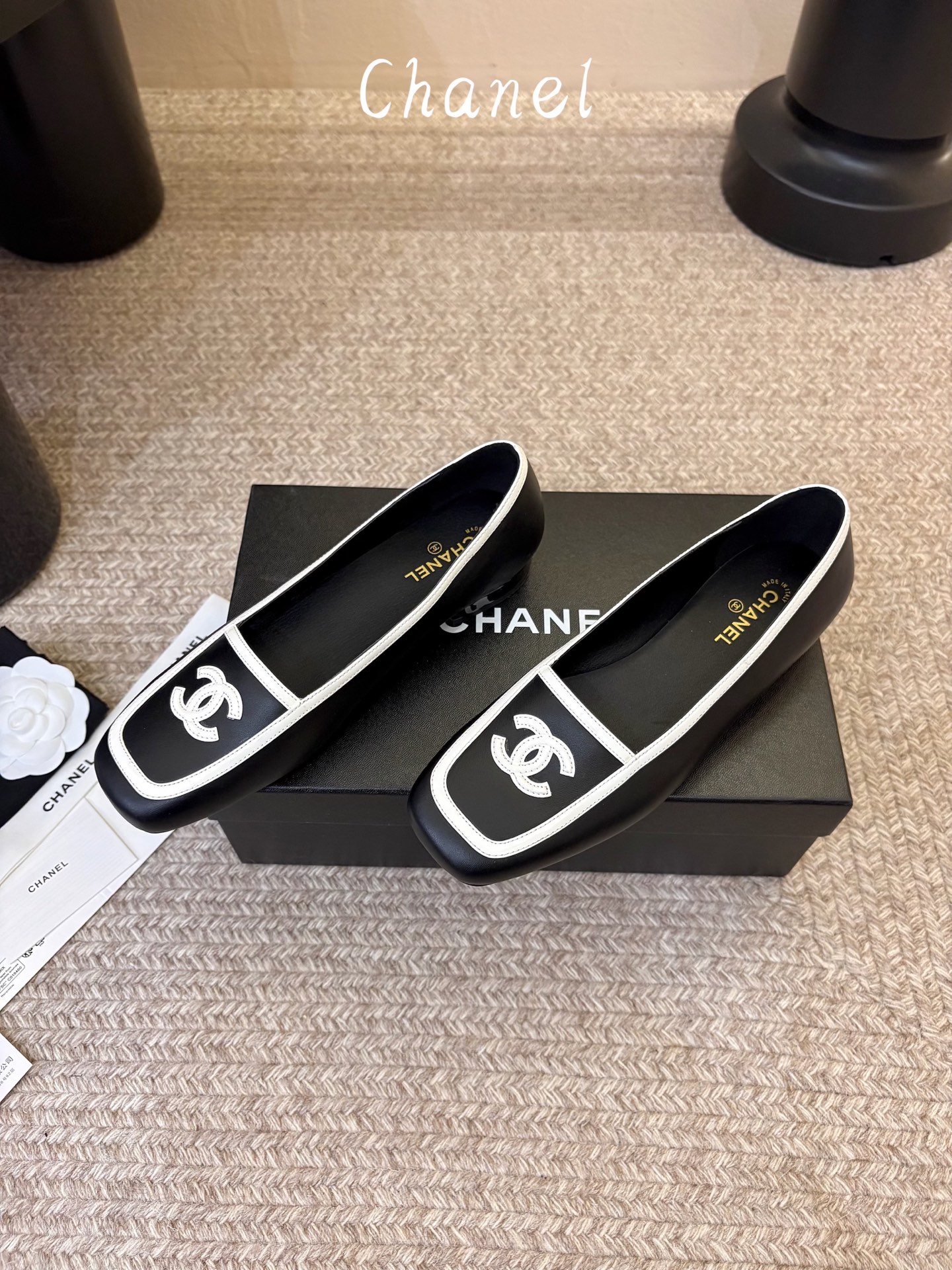 Chane*26ss新款玛丽珍平底单鞋 自带温柔名媛氛围感的经典玛丽珍,圆润圆头搭配鞋头拼接设计,鞋面刺绣标志性双C标识 Chane*26ss新款玛丽珍平底单鞋 自带温柔名媛氛围感的经典玛丽珍,圆润圆头搭配鞋头拼接设计,鞋面刺绣标志性双C标识