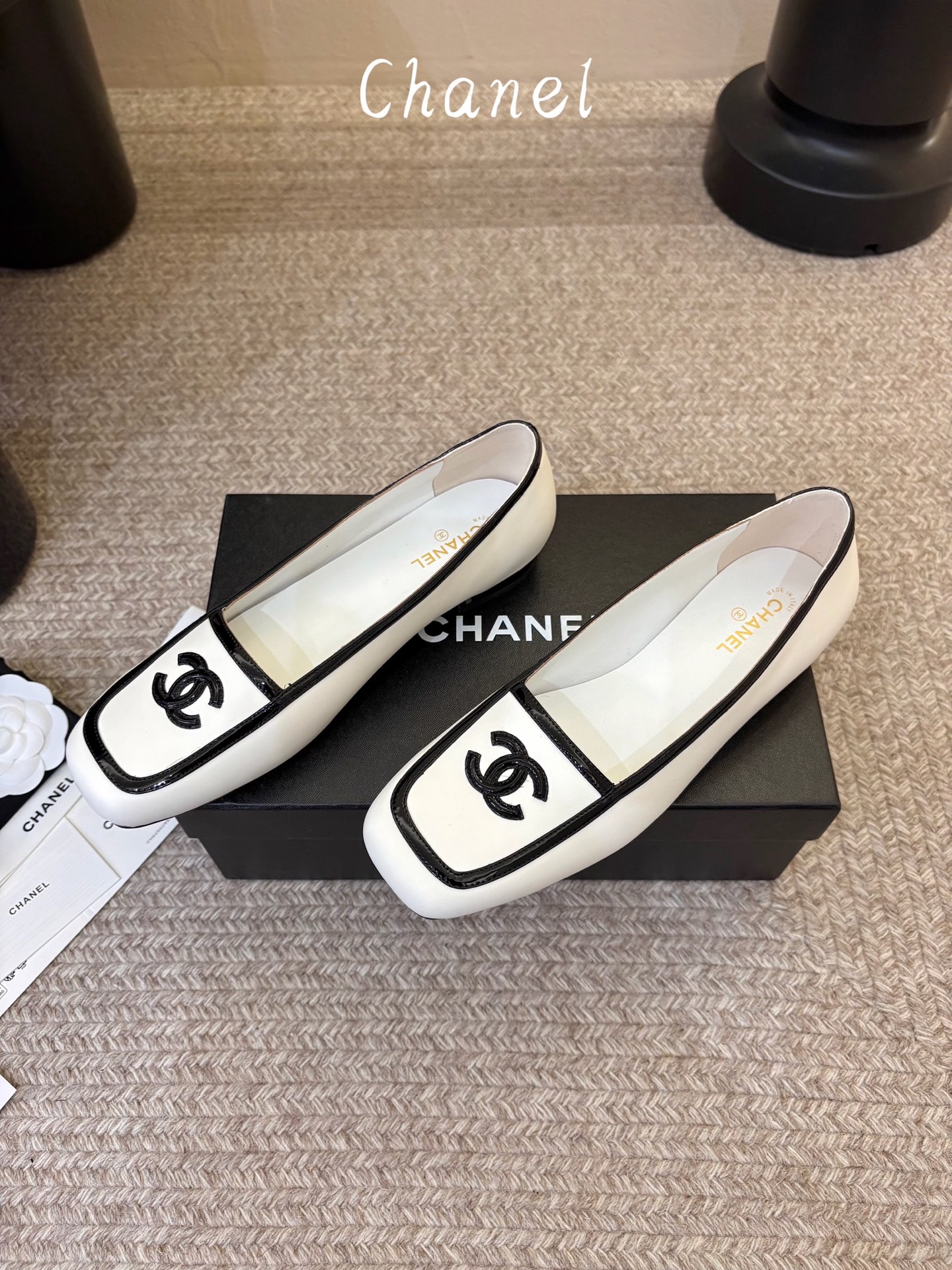 Chane*26ss新款玛丽珍平底单鞋 自带温柔名媛氛围感的经典玛丽珍，圆润圆头搭配鞋头拼接设计，鞋面刺绣标志性双C标识