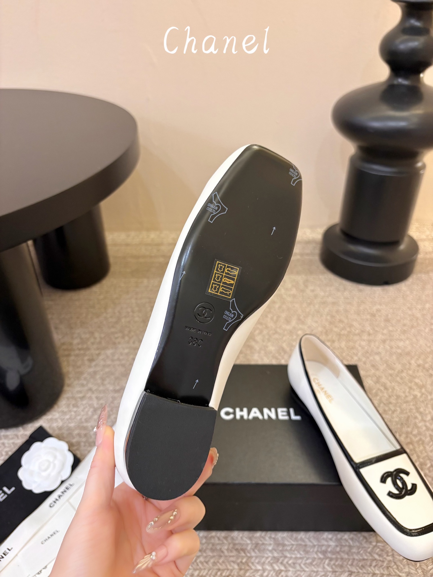 Chane*26ss新款玛丽珍平底单鞋 自带温柔名媛氛围感的经典玛丽珍，圆润圆头搭配鞋头拼接设计，鞋面刺绣标志性双C标识