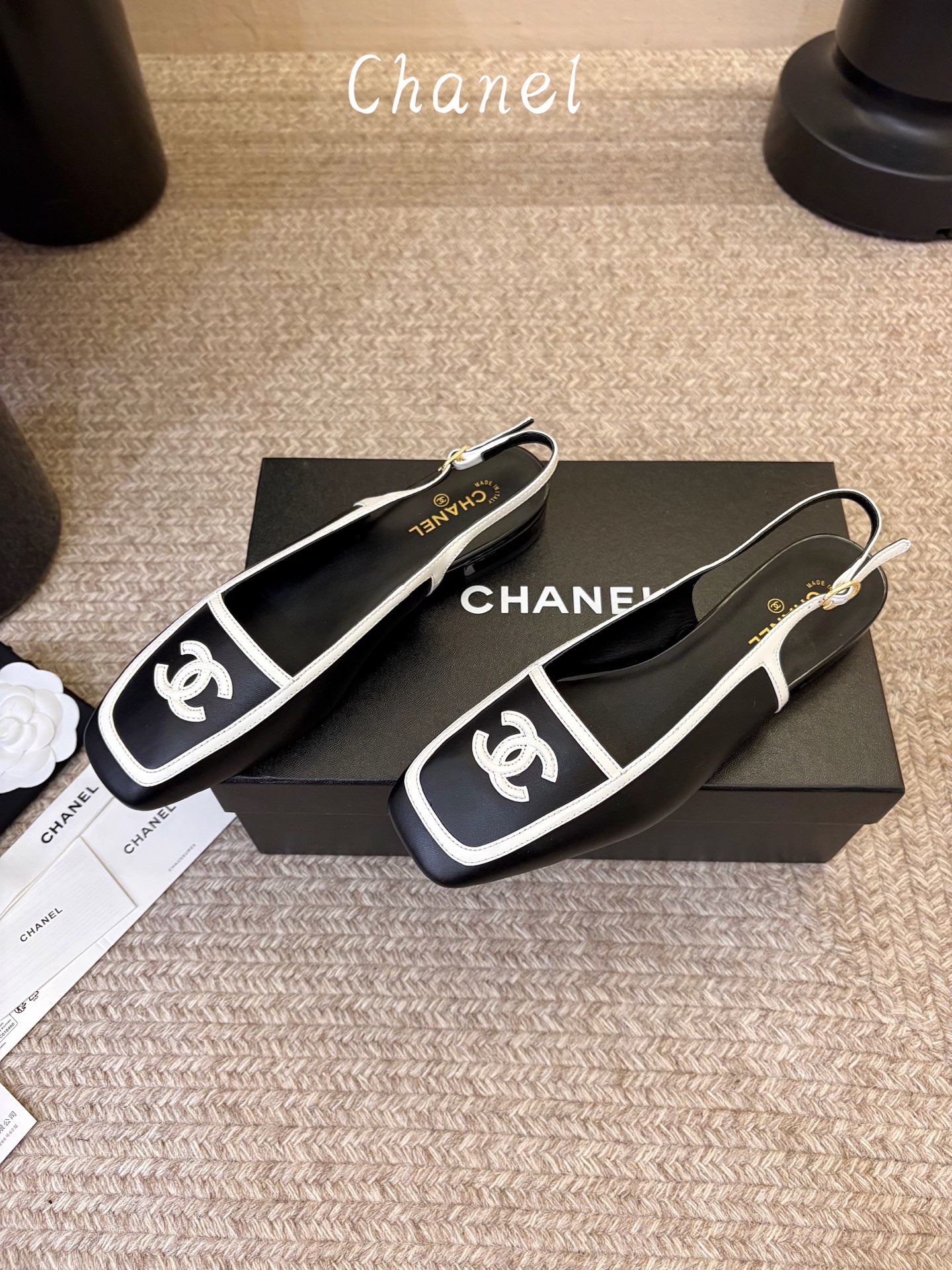Chane*26ss新款方头高跟凉鞋 自带优雅复古感的拼色T字带高跟凉鞋，利落的尖头剪裁搭配经典的黑白拼色鞋头，T字带设