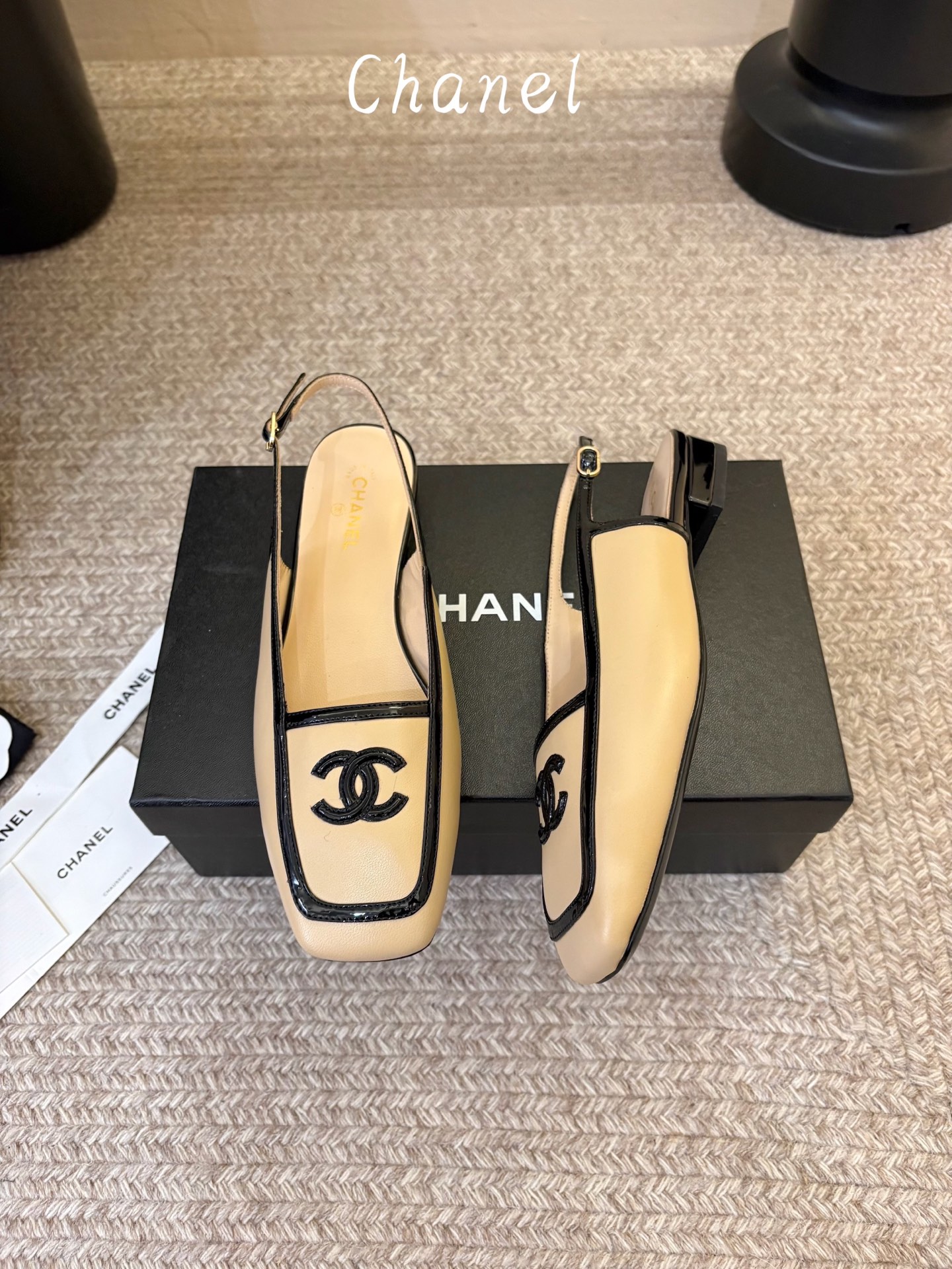 Chane*26ss新款方头高跟凉鞋 自带优雅复古感的拼色T字带高跟凉鞋,利落的尖头剪裁搭配经典的黑白拼色鞋头,T字带设 Chane*26ss新款方头高跟凉鞋 自带优雅复古感的拼色T字带高跟凉鞋,利落的尖头剪裁搭配经典的黑白拼色鞋头,T字带设