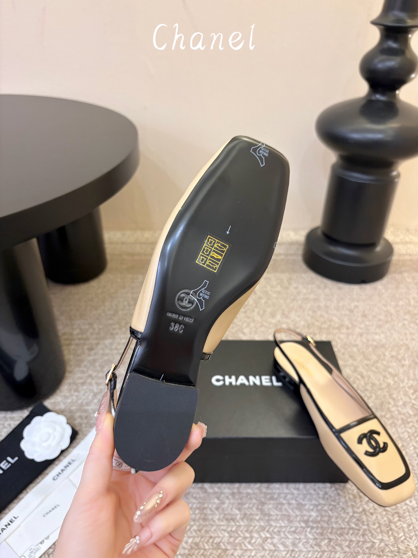 Chane*26ss新款方头高跟凉鞋 自带优雅复古感的拼色T字带高跟凉鞋,利落的尖头剪裁搭配经典的黑白拼色鞋头,T字带设 Chane*26ss新款方头高跟凉鞋 自带优雅复古感的拼色T字带高跟凉鞋,利落的尖头剪裁搭配经典的黑白拼色鞋头,T字带设
