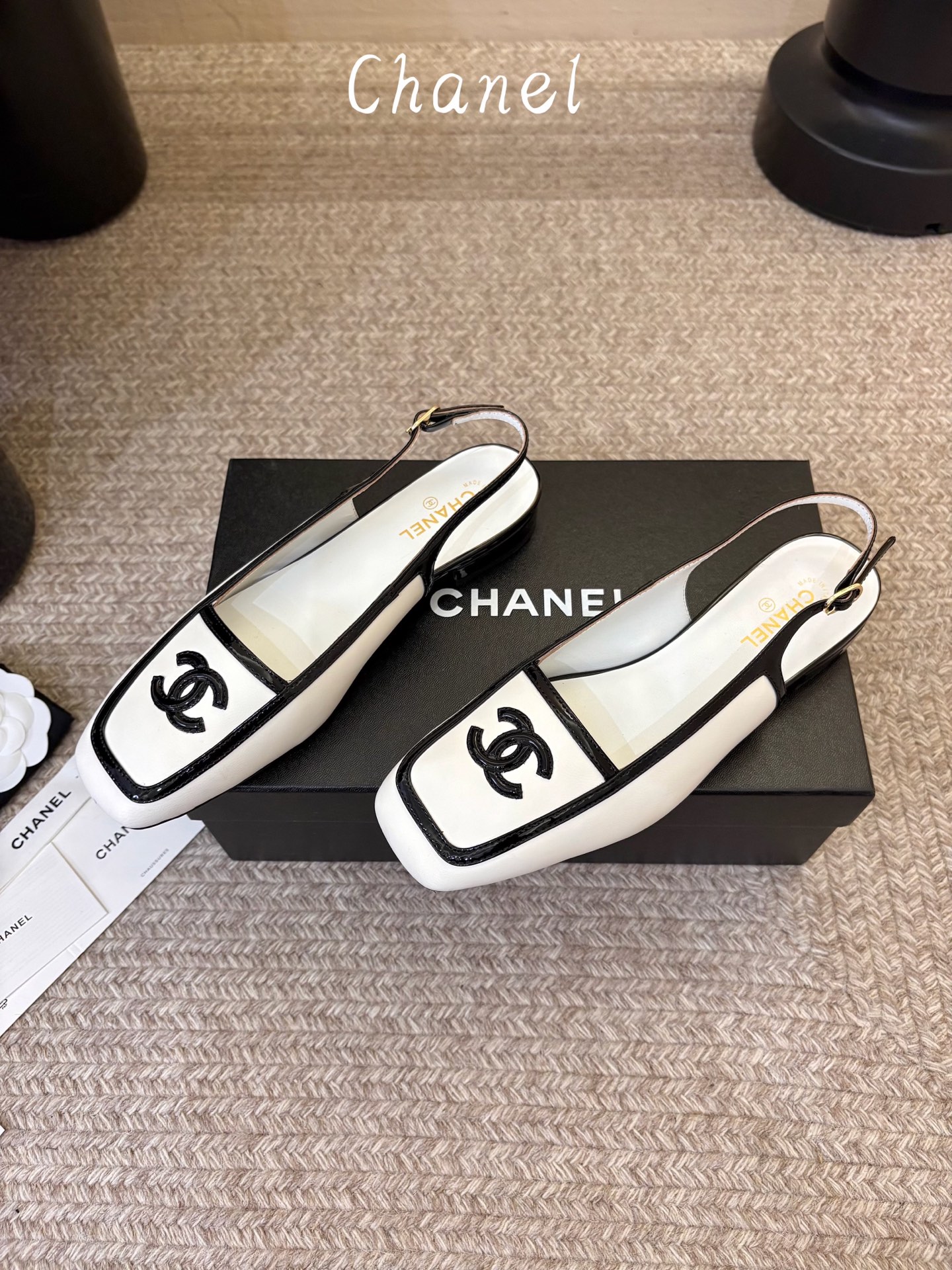 Chane*26ss新款方头高跟凉鞋 自带优雅复古感的拼色T字带高跟凉鞋，利落的尖头剪裁搭配经典的黑白拼色鞋头，T字带设